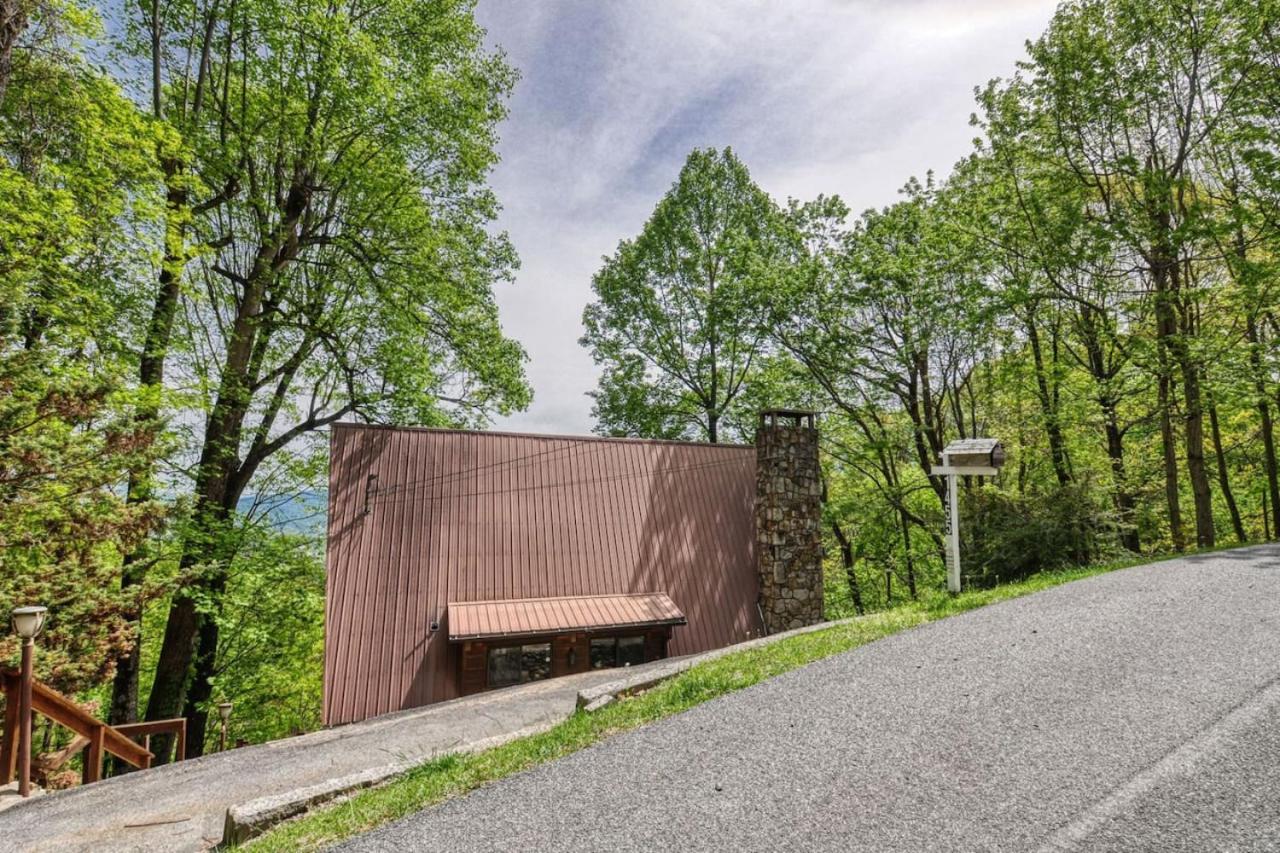 Lookout Lodge Gatlinburg Cabin view 3