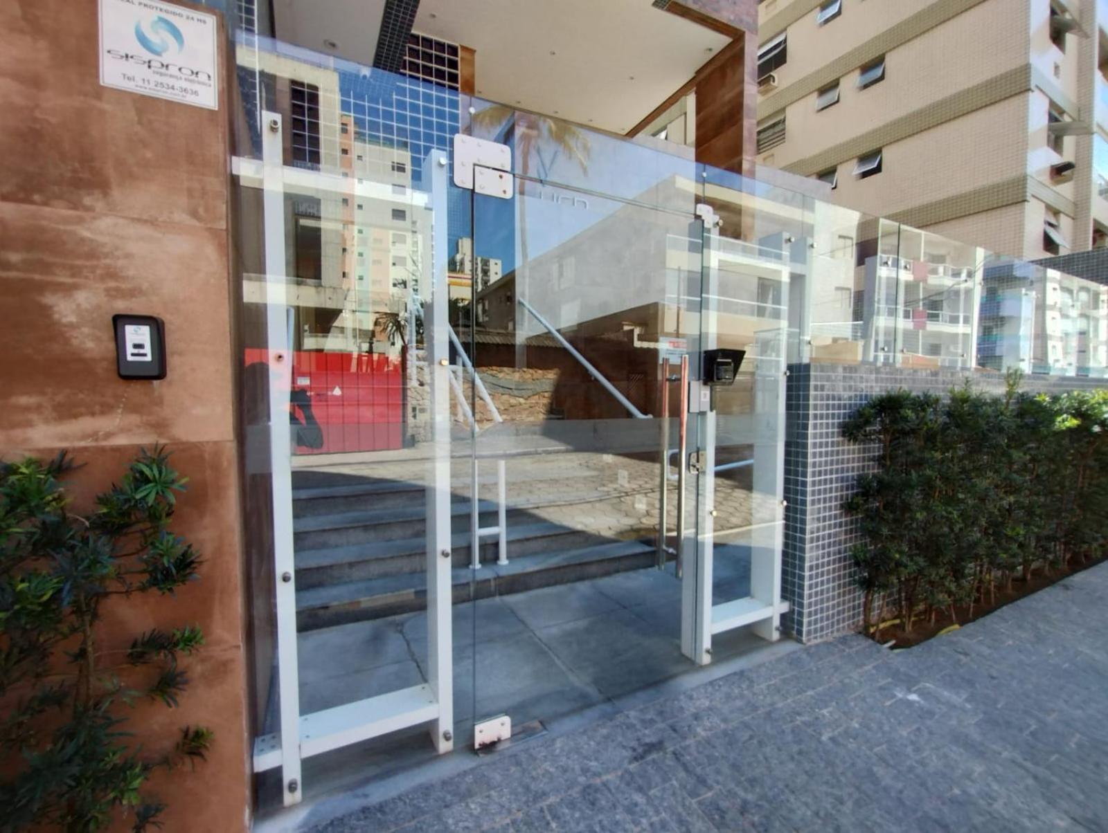 Apartamento na Praia da Guilhermina com Ar Condicionado, Estacionamento Gratuito e WiFi