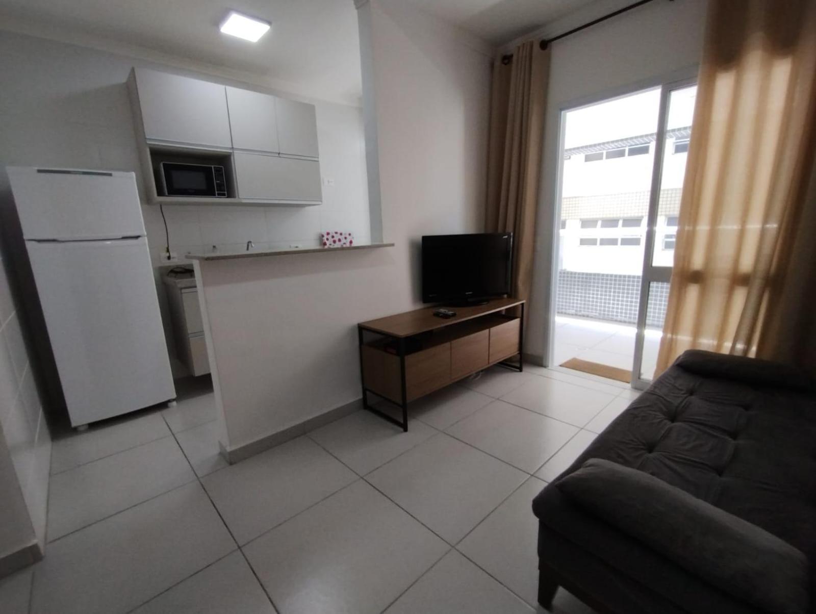 Apartamento na Praia da Guilhermina com Ar Condicionado, Estacionamento Gratuito e WiFi