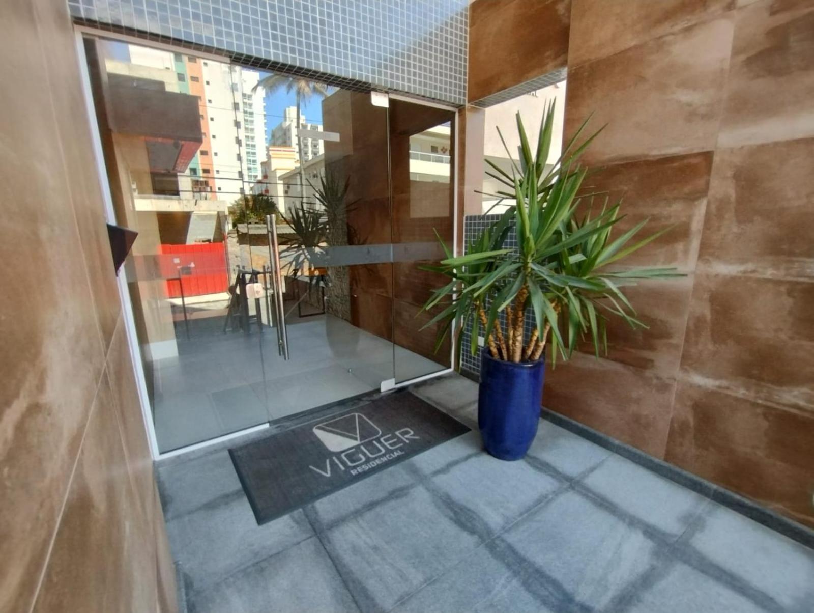 Apartamento na Praia da Guilhermina com Ar Condicionado, Estacionamento Gratuito e WiFi