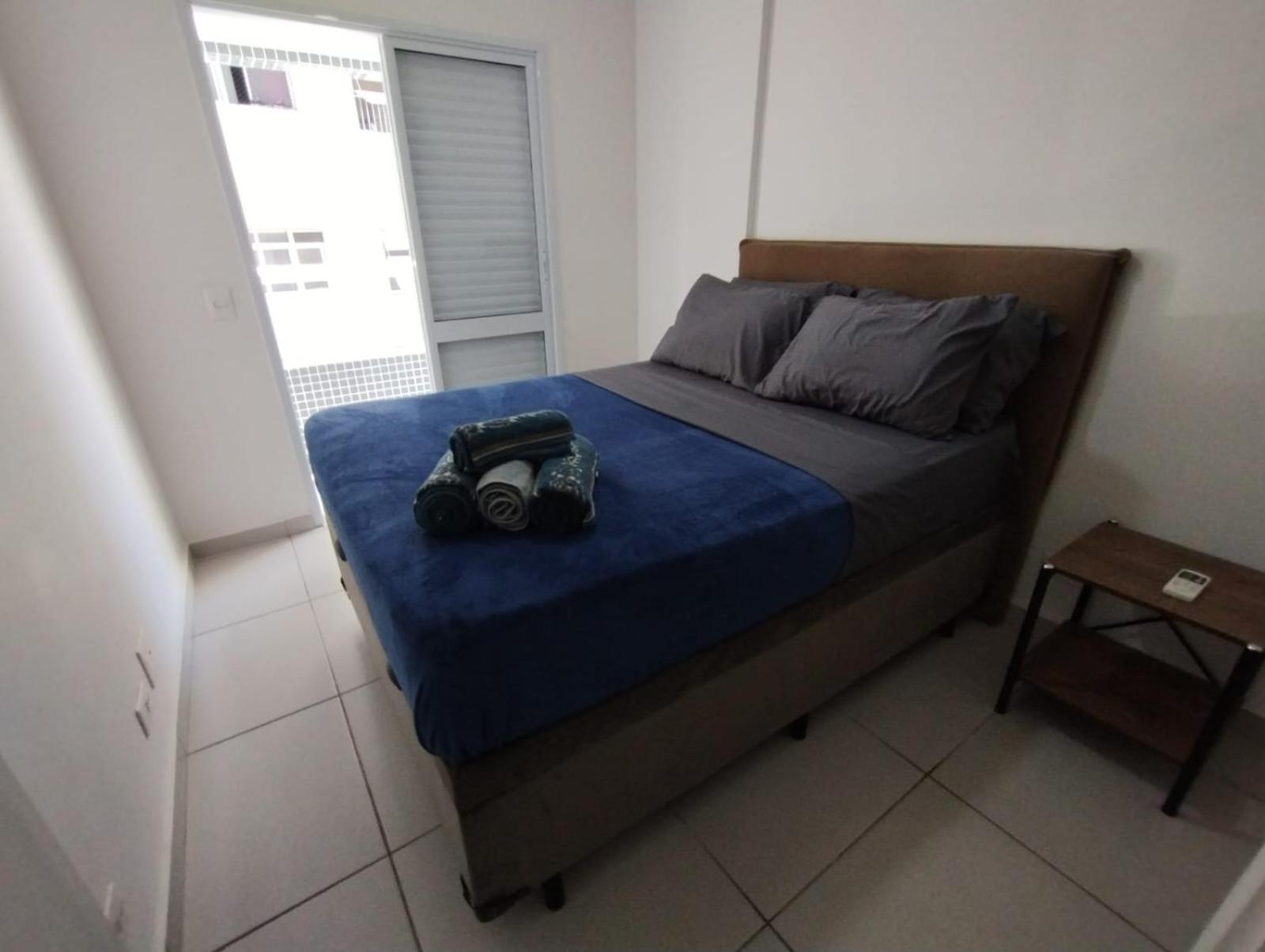 Apartamento na Praia da Guilhermina com Ar Condicionado, Estacionamento Gratuito e WiFi