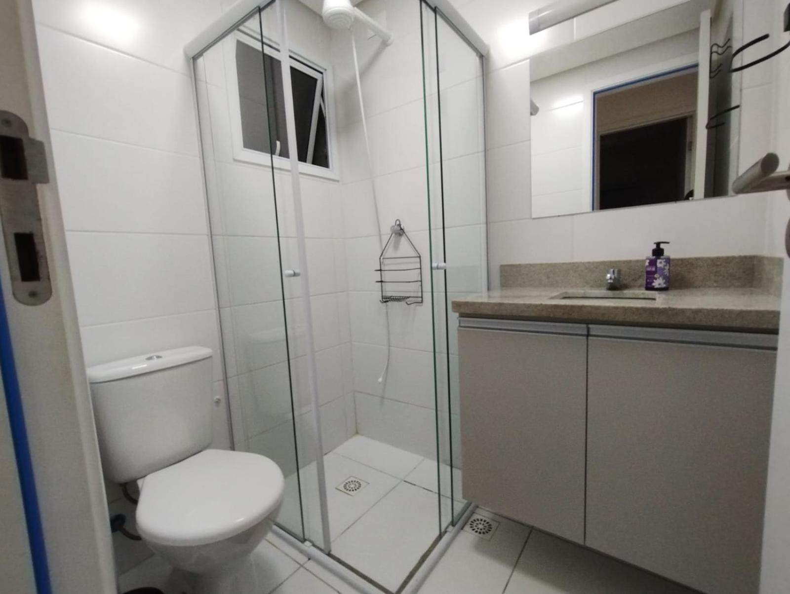 Apartamento na Praia da Guilhermina com Ar Condicionado, Estacionamento Gratuito e WiFi