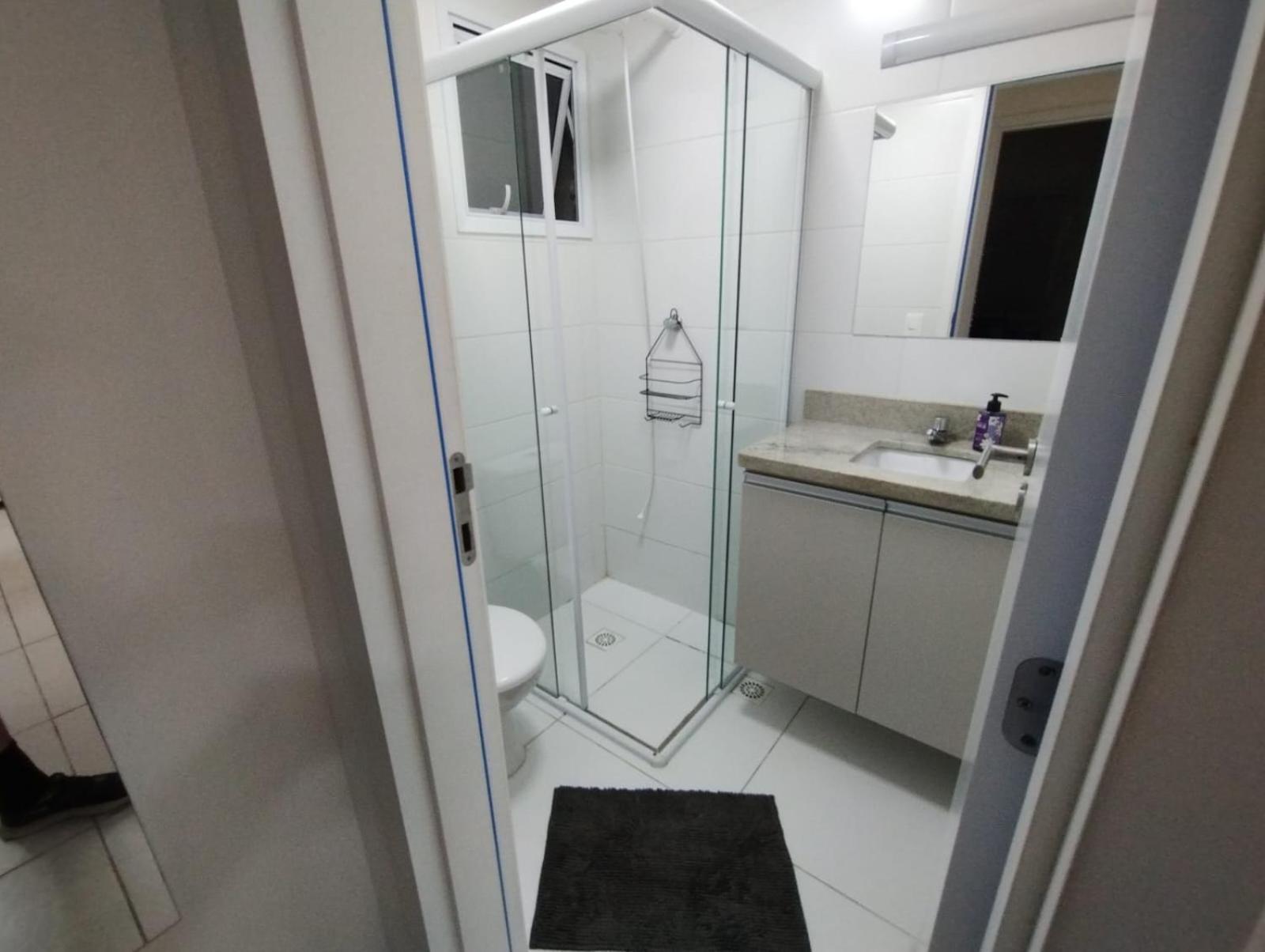 Apartamento na Praia da Guilhermina com Ar Condicionado, Estacionamento Gratuito e WiFi