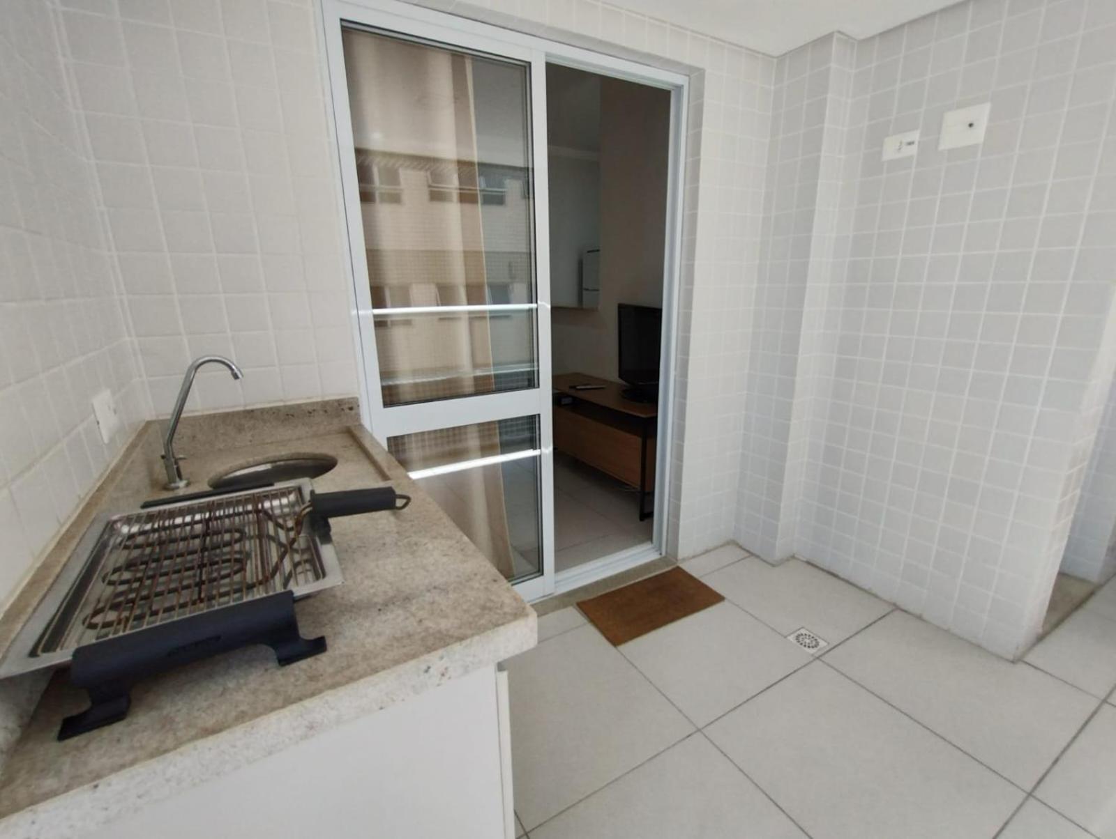 Apartamento na Praia da Guilhermina com Ar Condicionado, Estacionamento Gratuito e WiFi