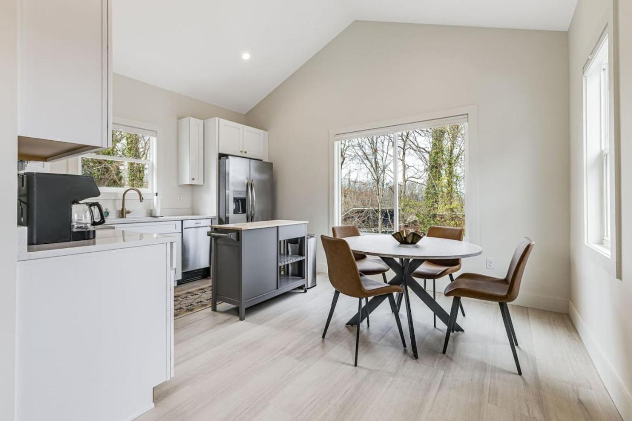 New Designer 1 Bed Home, Walk to Biltmore Village view 4