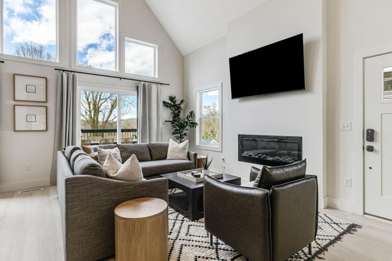 New Beautiful Home with Mtn Views, 2 Decks, Walk to Biltmore Village view 5