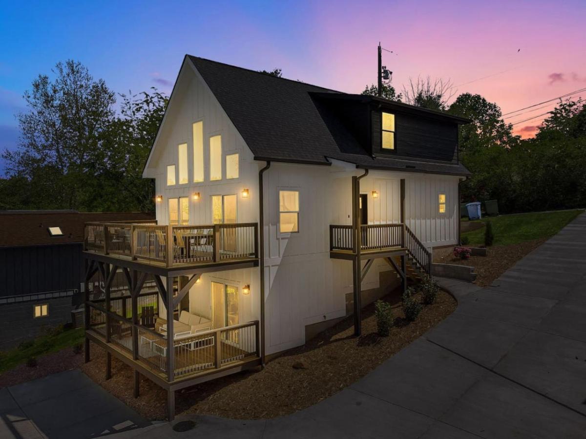 New Biltmore Village 5 Bedroom Home, 2 Decks, Mtn Views view 2