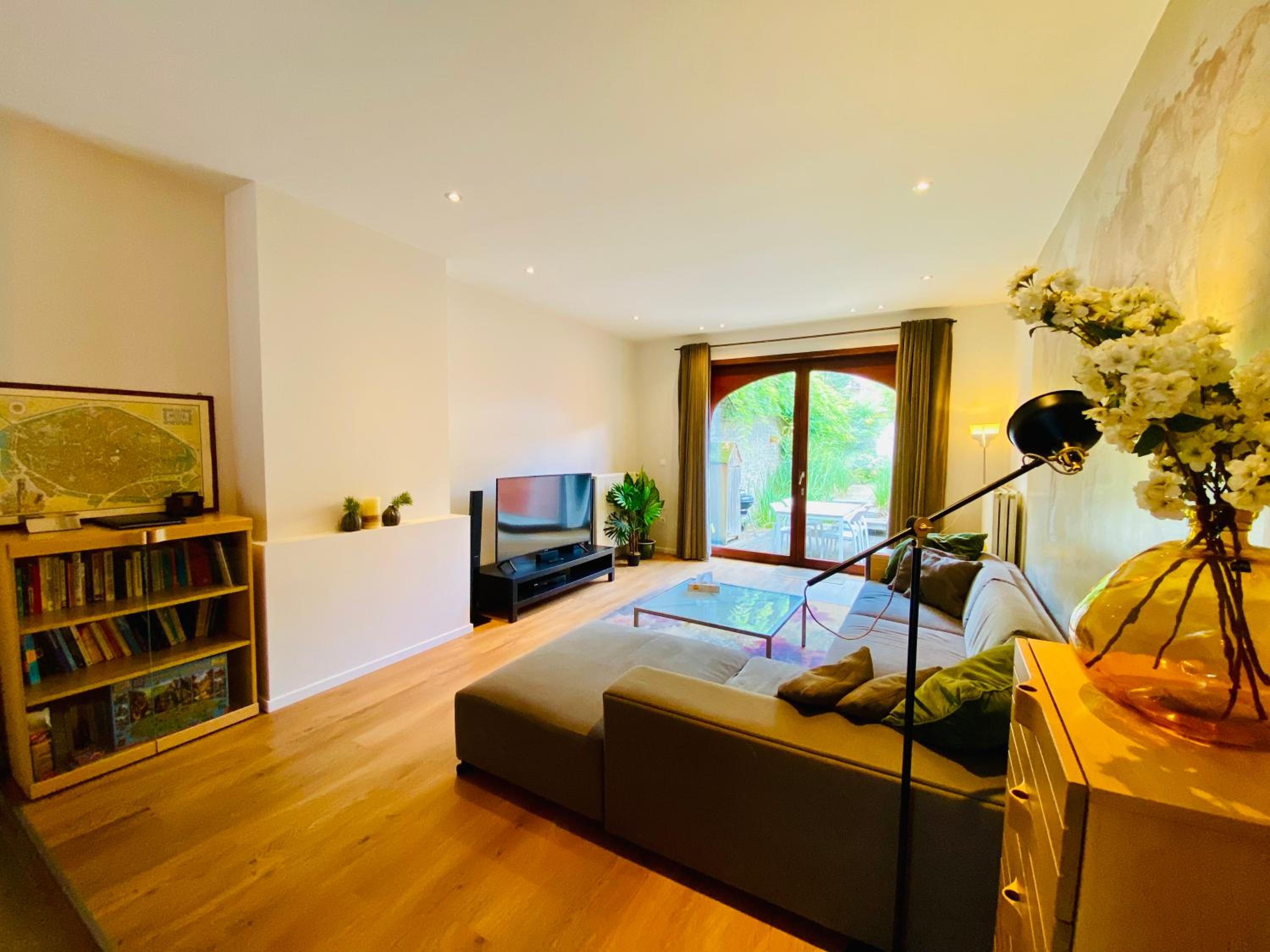 Spacious Design Home with Garden near Centre