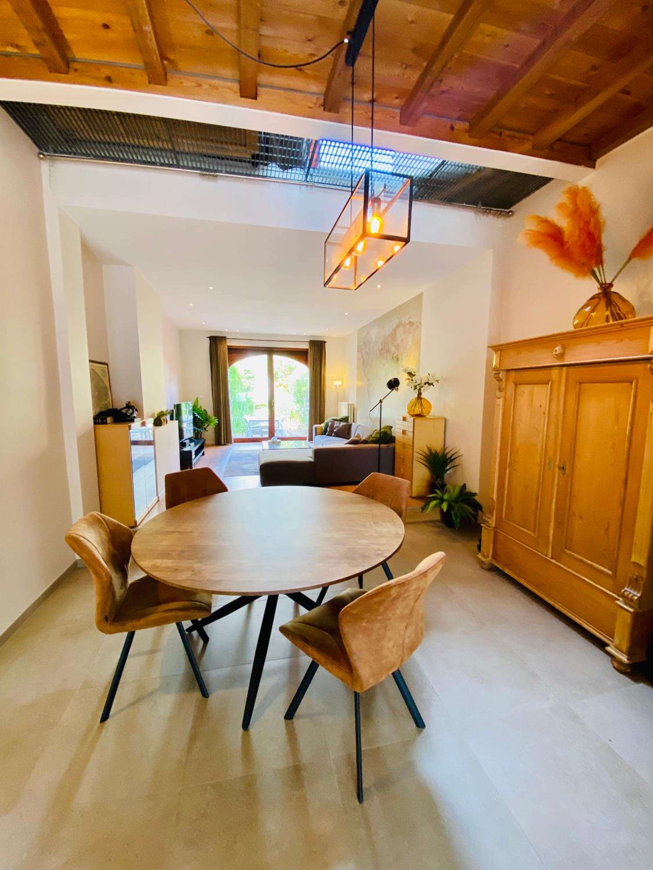 Spacious Design Home with Garden near Centre