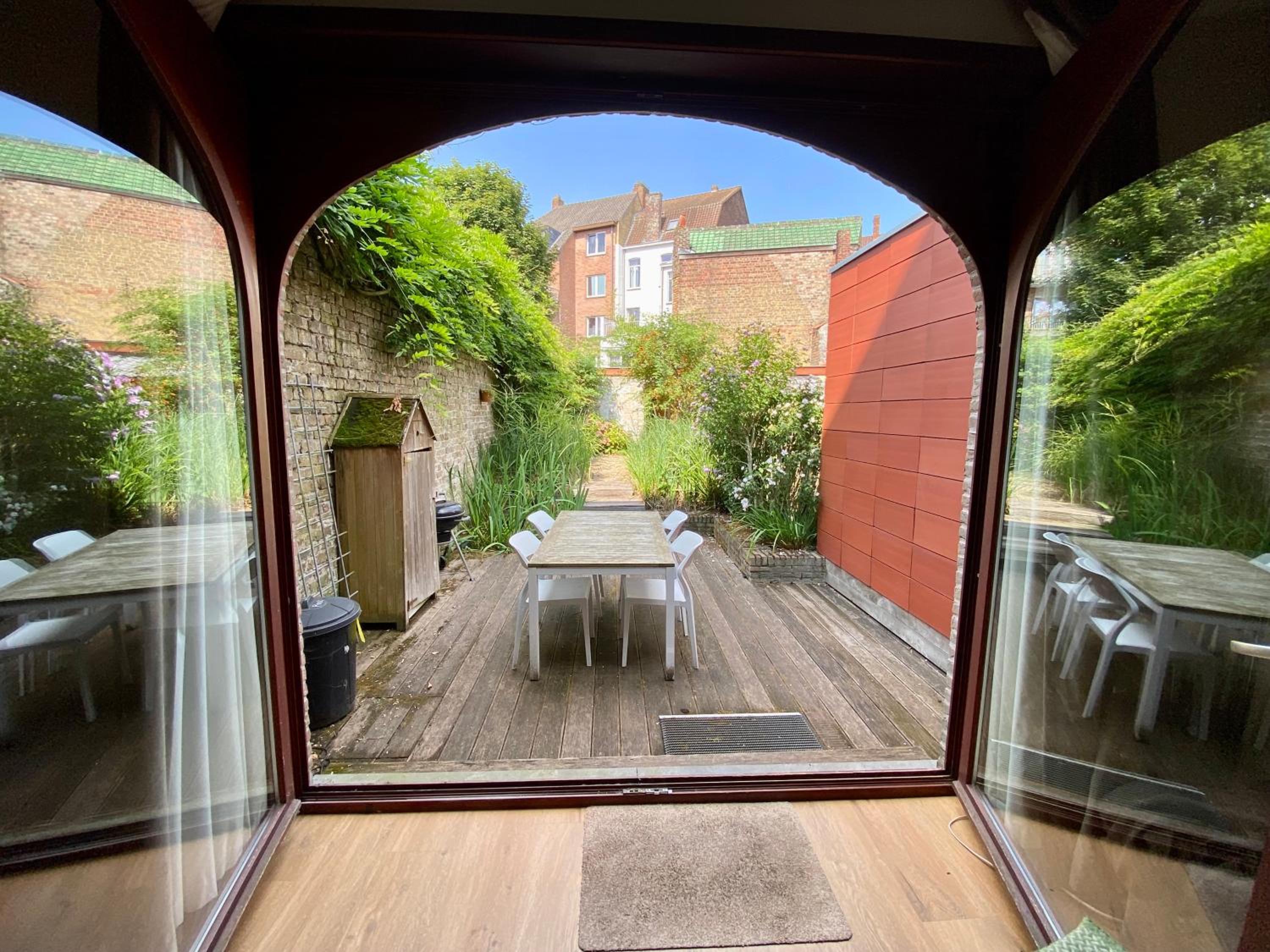 Spacious Design Home with Garden near Centre