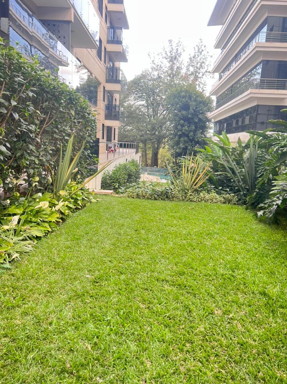 Modern 2-Bedroom Apartment Overlooking City Centre view 3