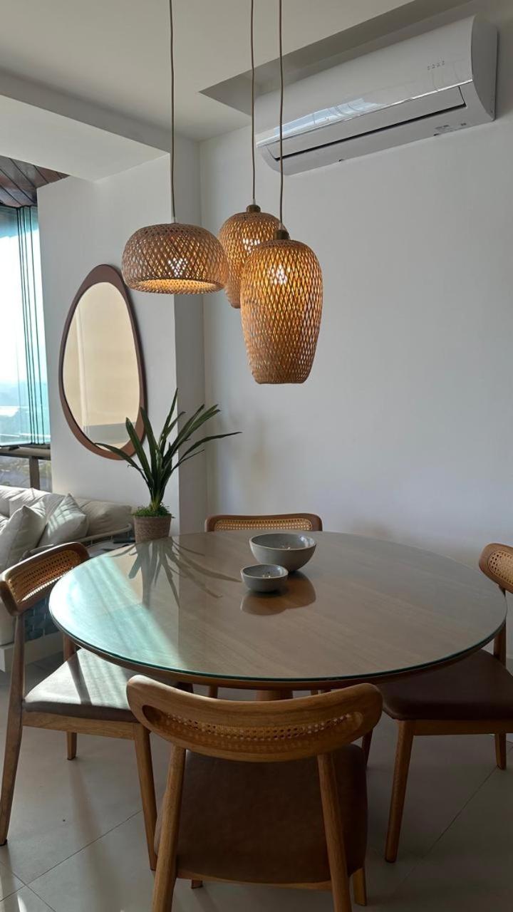 Lindo apto no melhor lugar da Barra da Tijuca! Com uma vista de tirar o fôlego, frente para o mar! Totalmente equipado e decorado ao lado dos melhores hoté