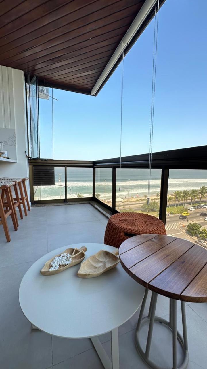 Lindo apto no melhor lugar da Barra da Tijuca! Com uma vista de tirar o fôlego, frente para o mar! Totalmente equipado e decorado ao lado dos melhores hoté