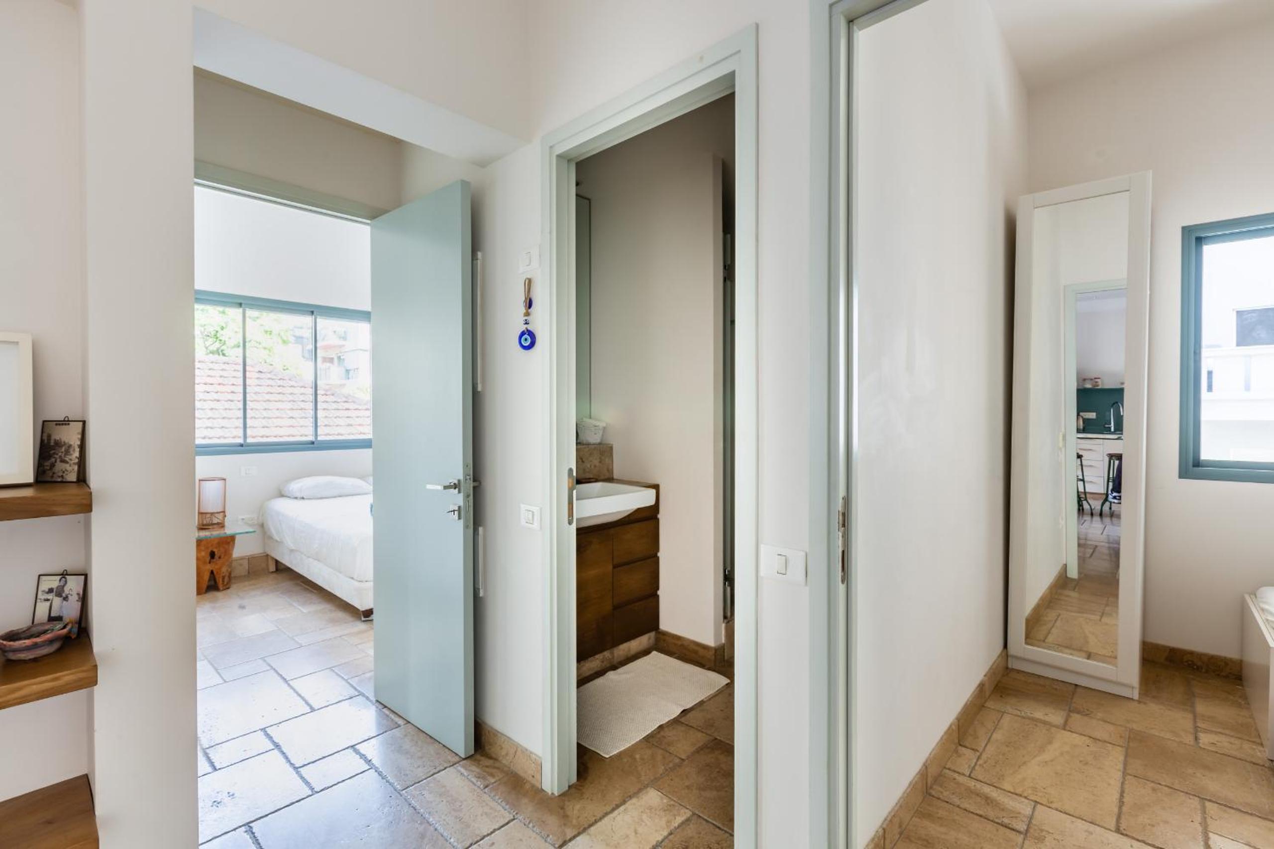 Elegant and Renovated 2BR in TLV Lev Hair by FeelHome view 4