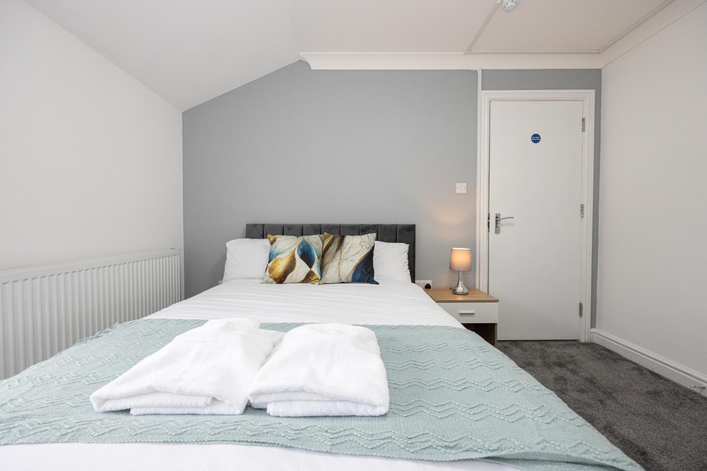 Huge 6BR Manchester Home Sleeps 12 Near City! photo 3