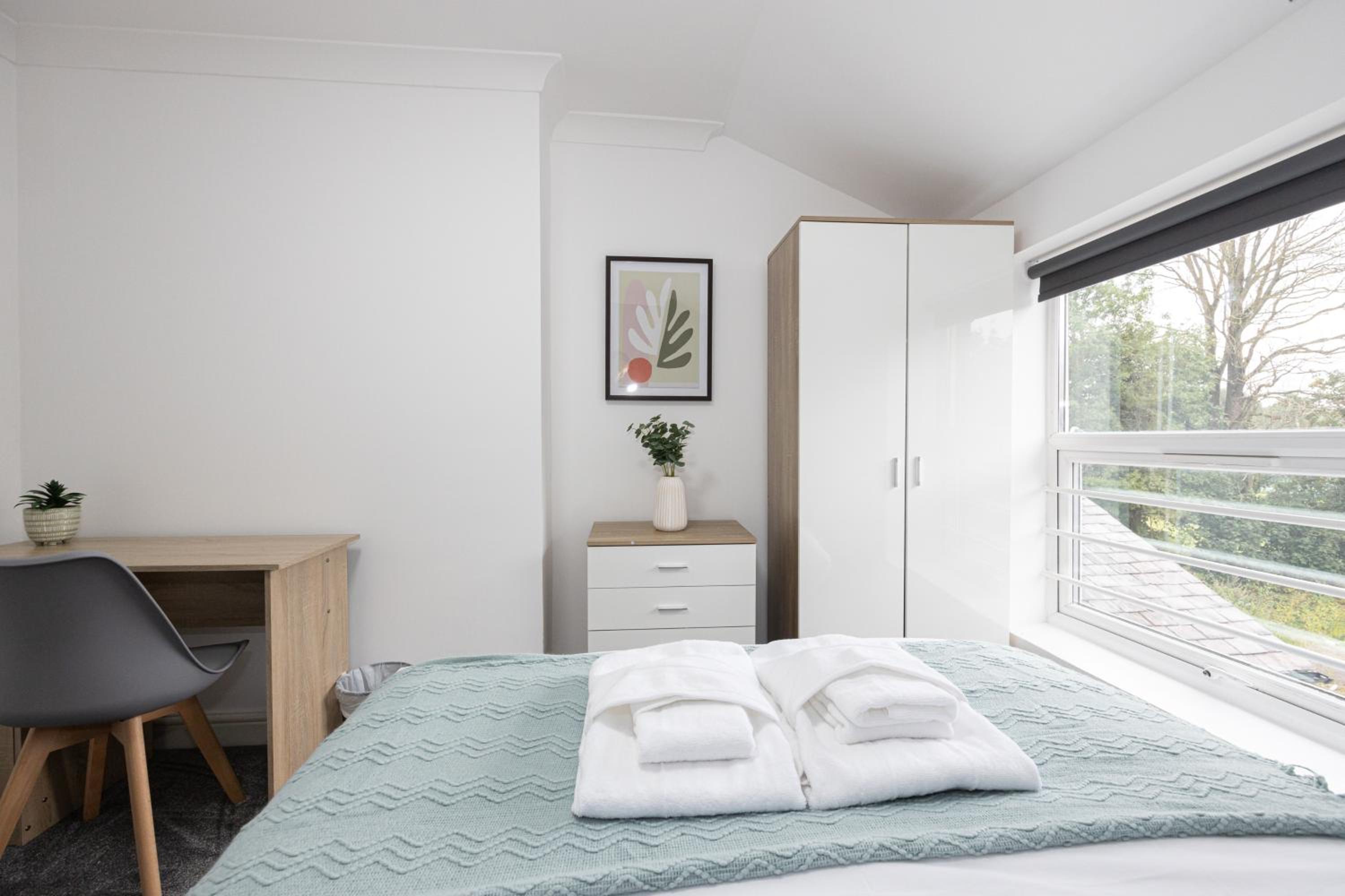 Huge 6BR Manchester Home Sleeps 12 Near City!