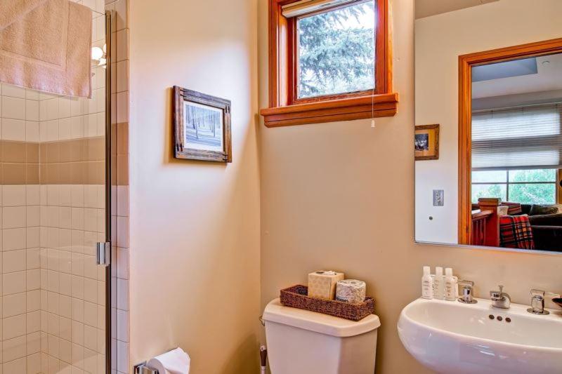 Meadows Townhome A5 by East West Hospitality view 3