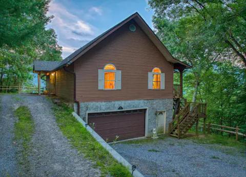 Maggie Valley Cabin with Beautiful Mountain Views, HotTub, Pet Friendly, GameRoom, FirePlace view 5