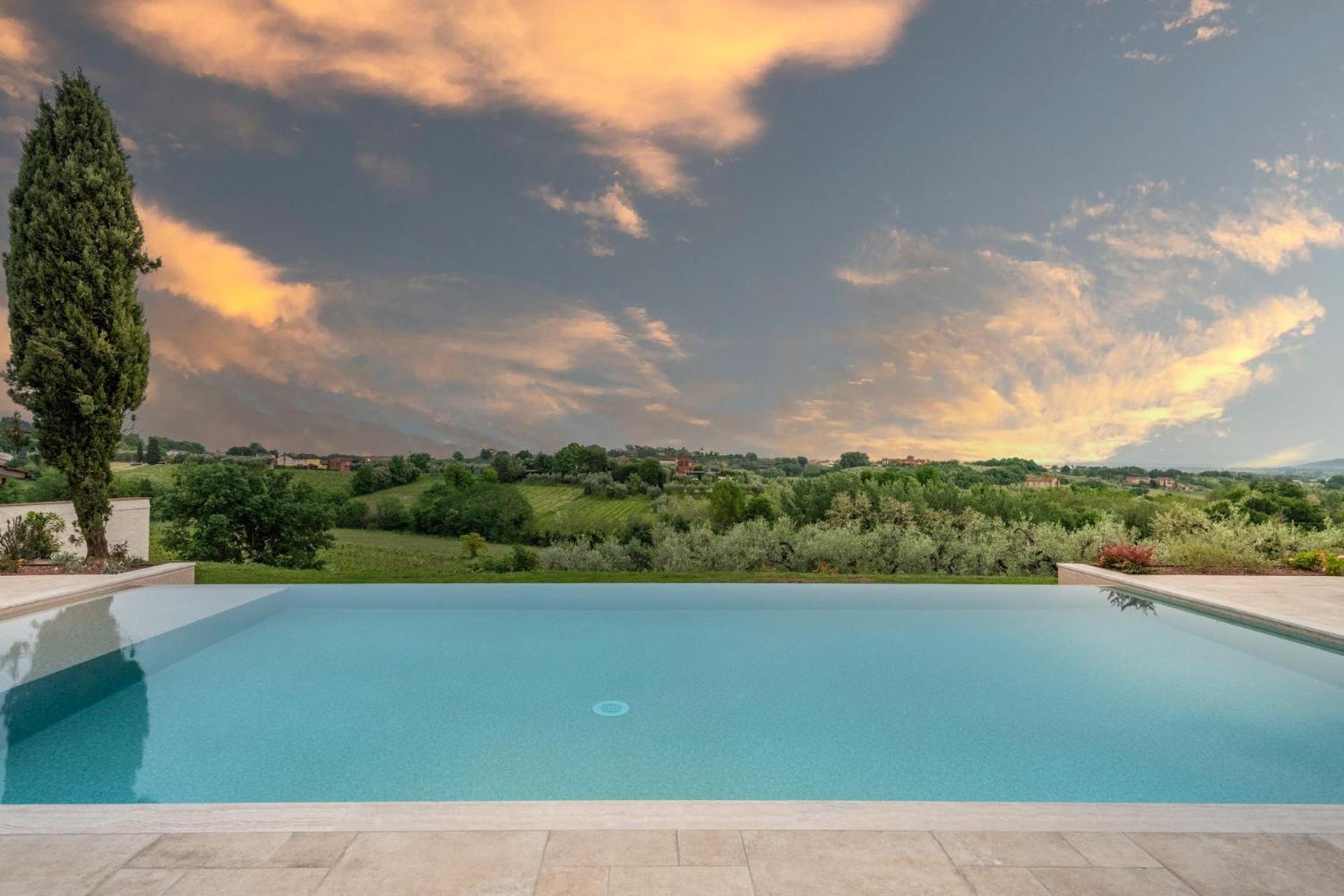 Villa Sunkiss: Luxury Farmhouse with Tuscan Flair view 3