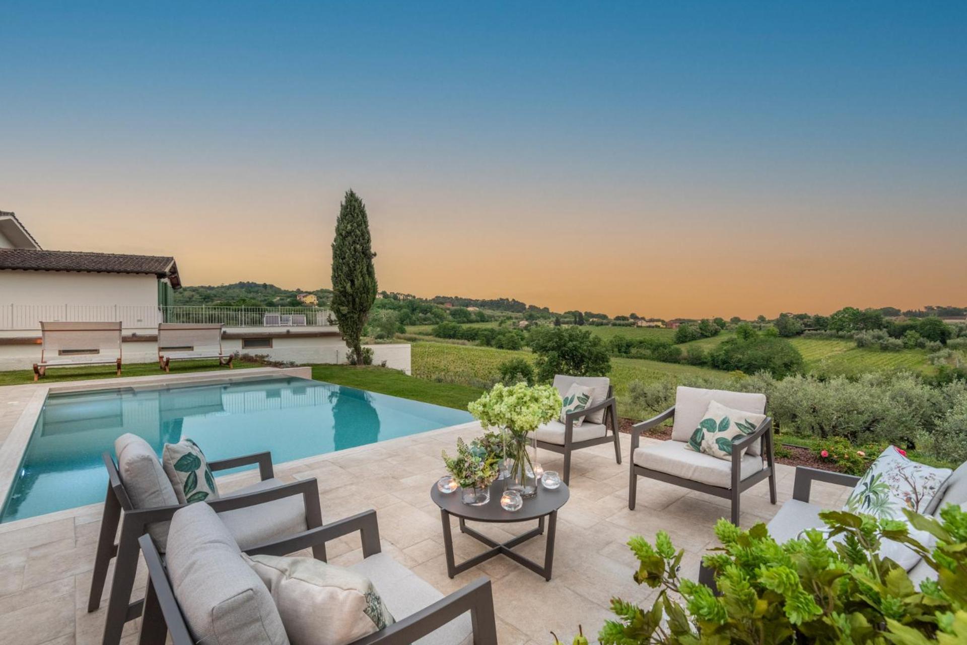 Villa Sunkiss: Luxury Farmhouse with Tuscan Flair view 4