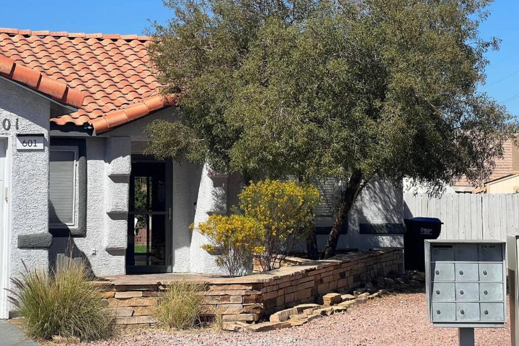 HENDERSON HOME With GREAT AMENITIES view 5