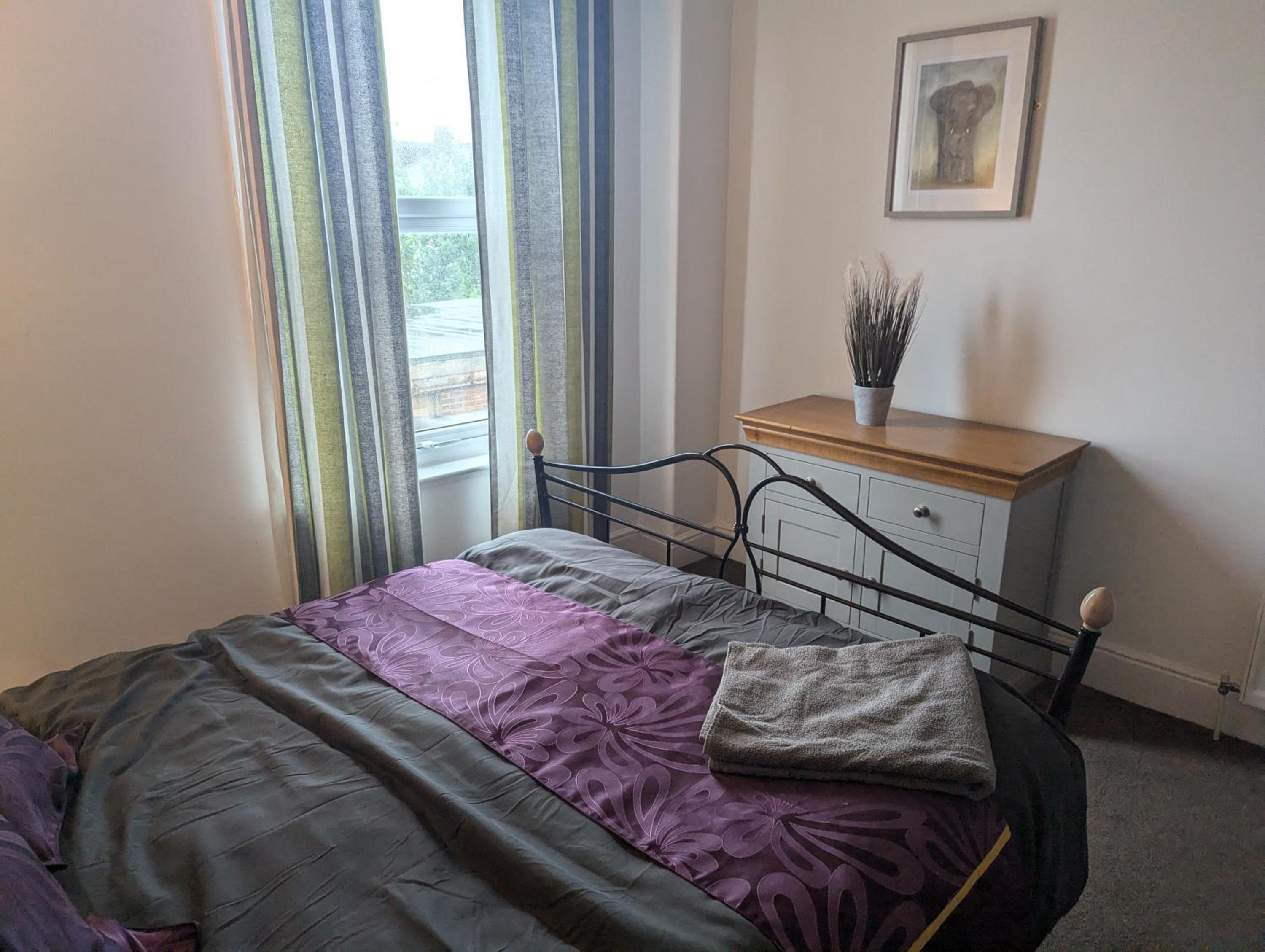 QS57 Large 5 Bedroom Terrace House