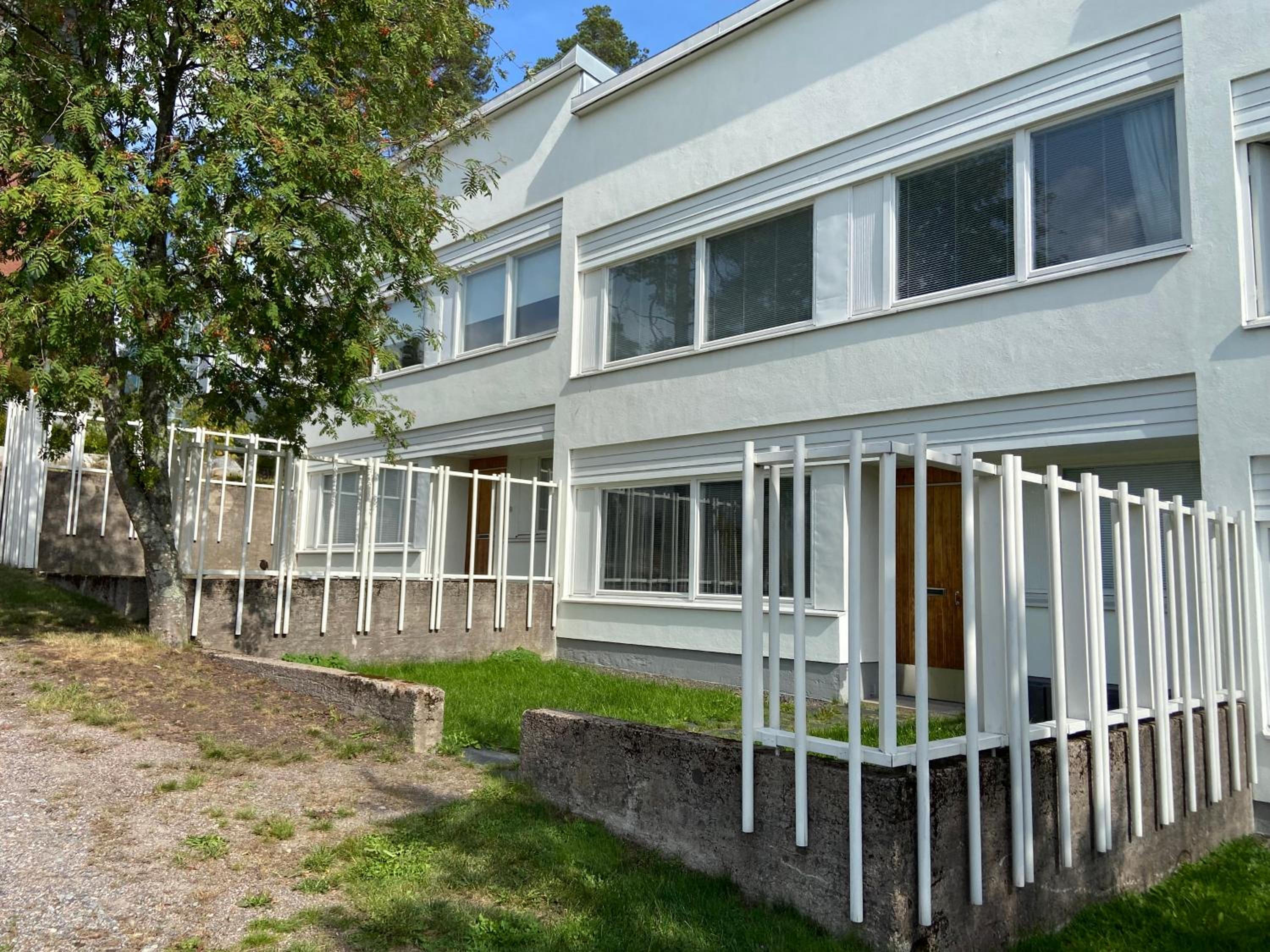 Alvar Aalto design aptm with own yard, next to airport and Flamingo and Jumbo view 2