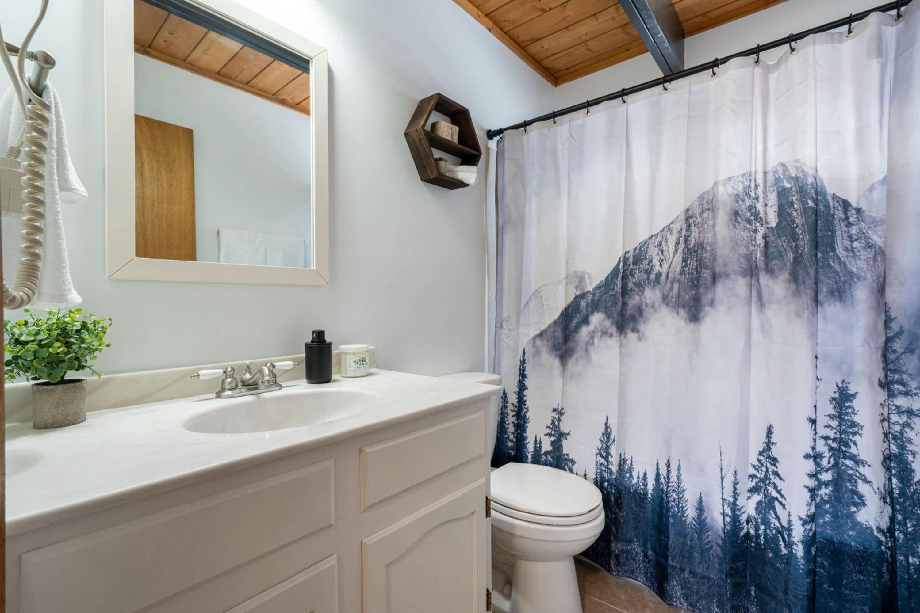 The Matterhorn I HotTub I Ping Pong I Chalk Wall