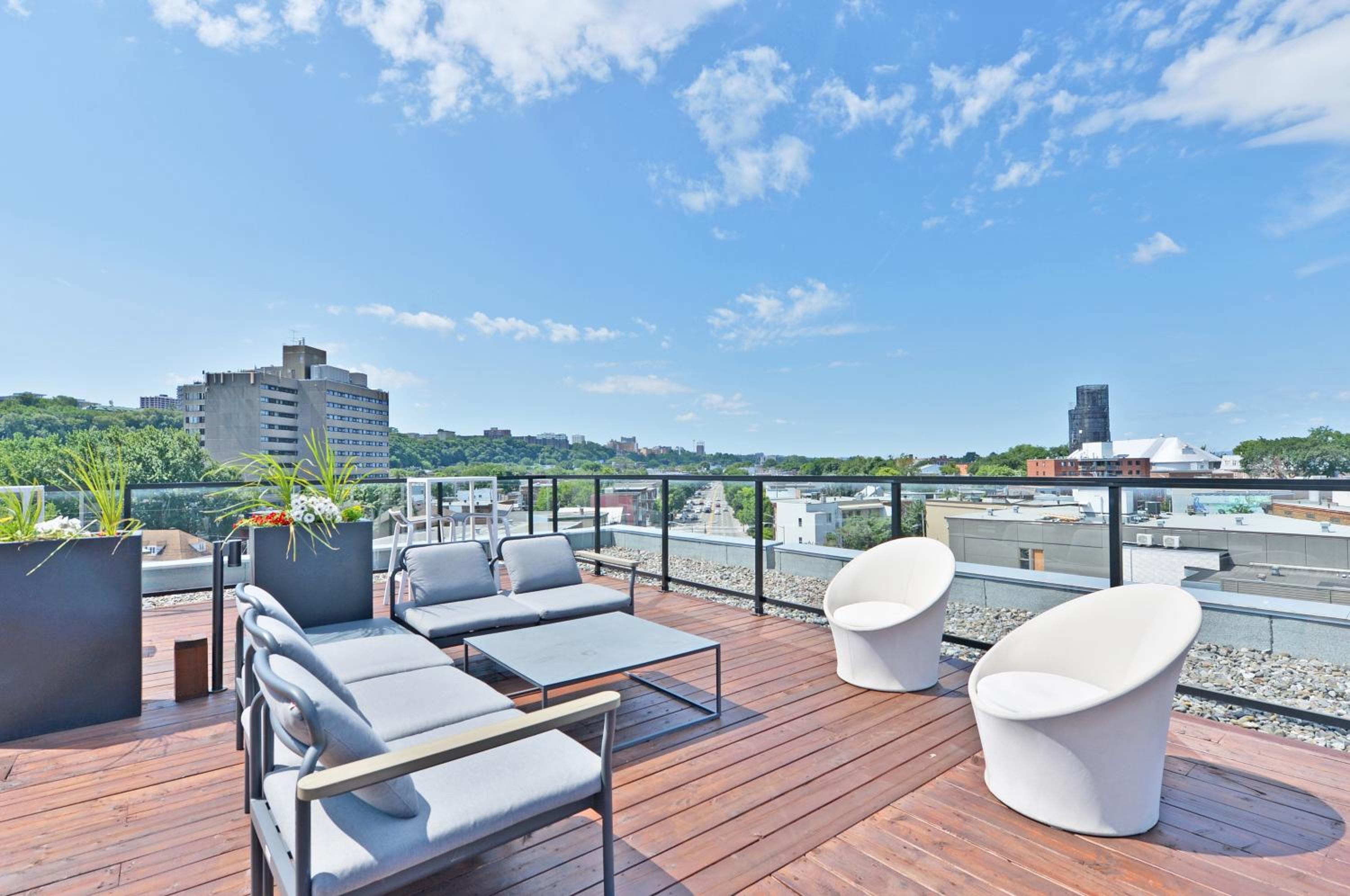 La vie est belle: FREE PARKING, GYM, ROOFTOP TERRACE