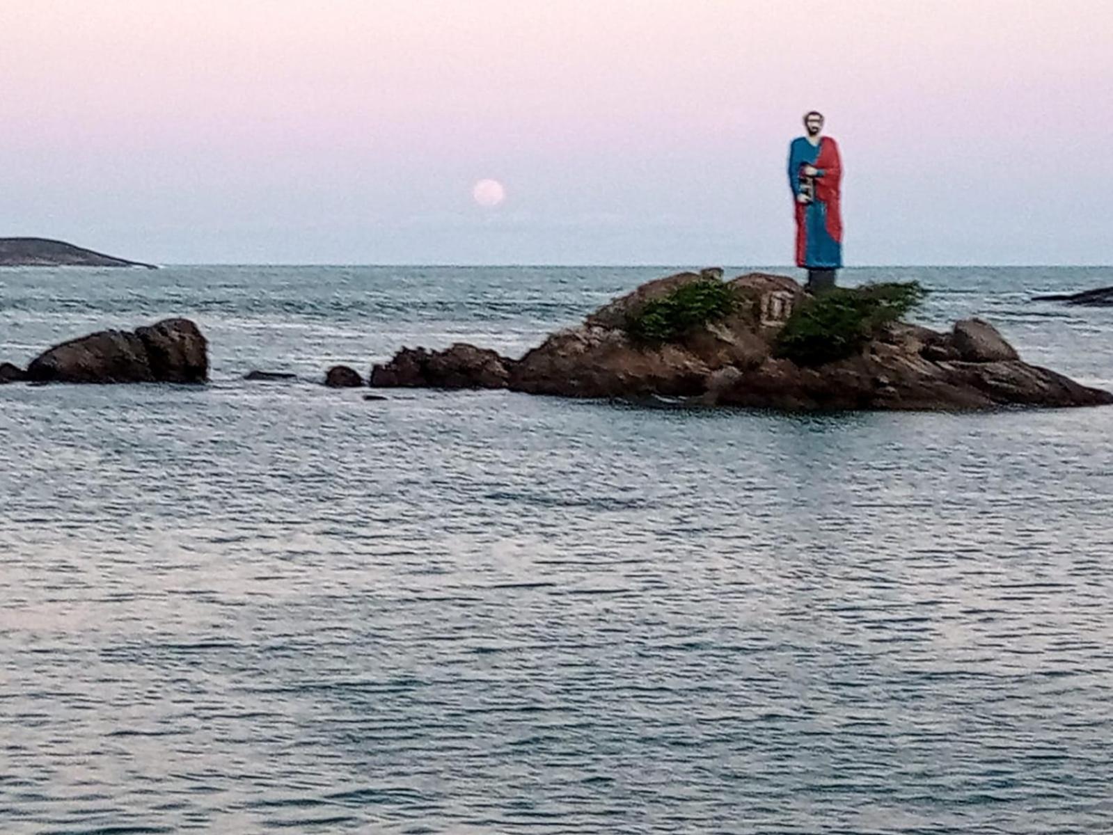 Beira-mar, vista e localização - Pé na Areia -