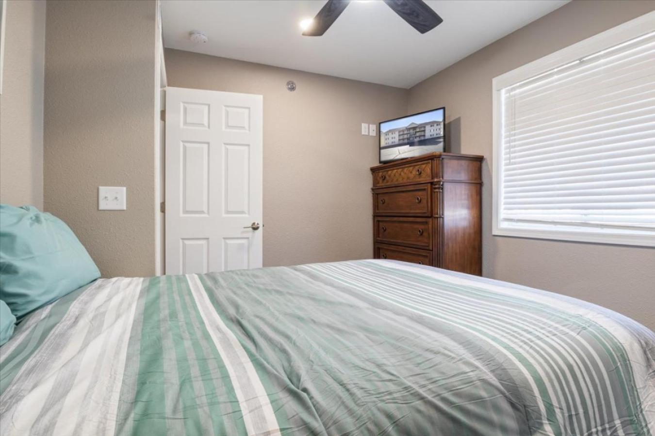 Ledges Landing Waterfront Condo, Beach, Pools