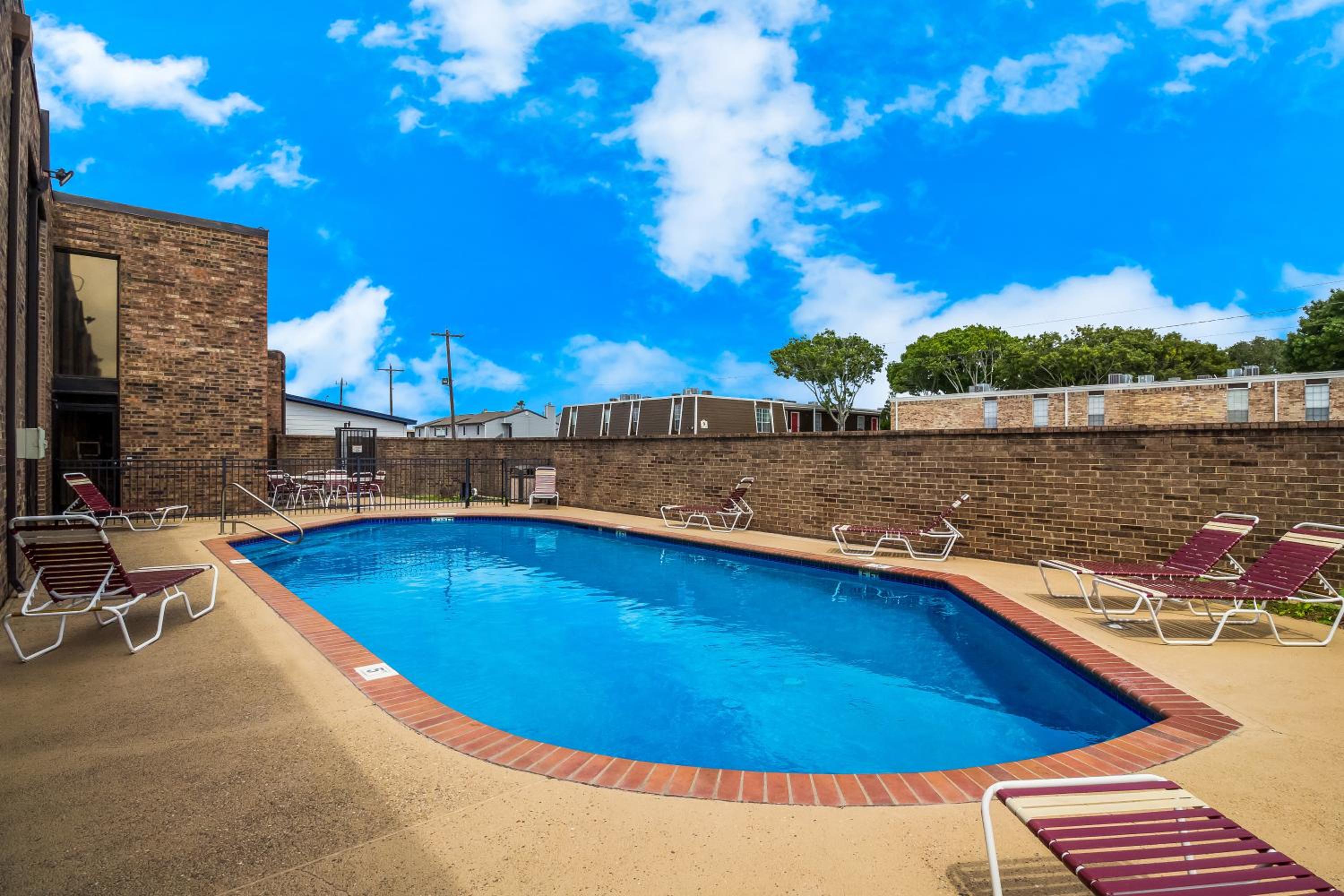 Galveston Vacations - Clarion Pointe Lake Jackson - Clute - Property Image 4