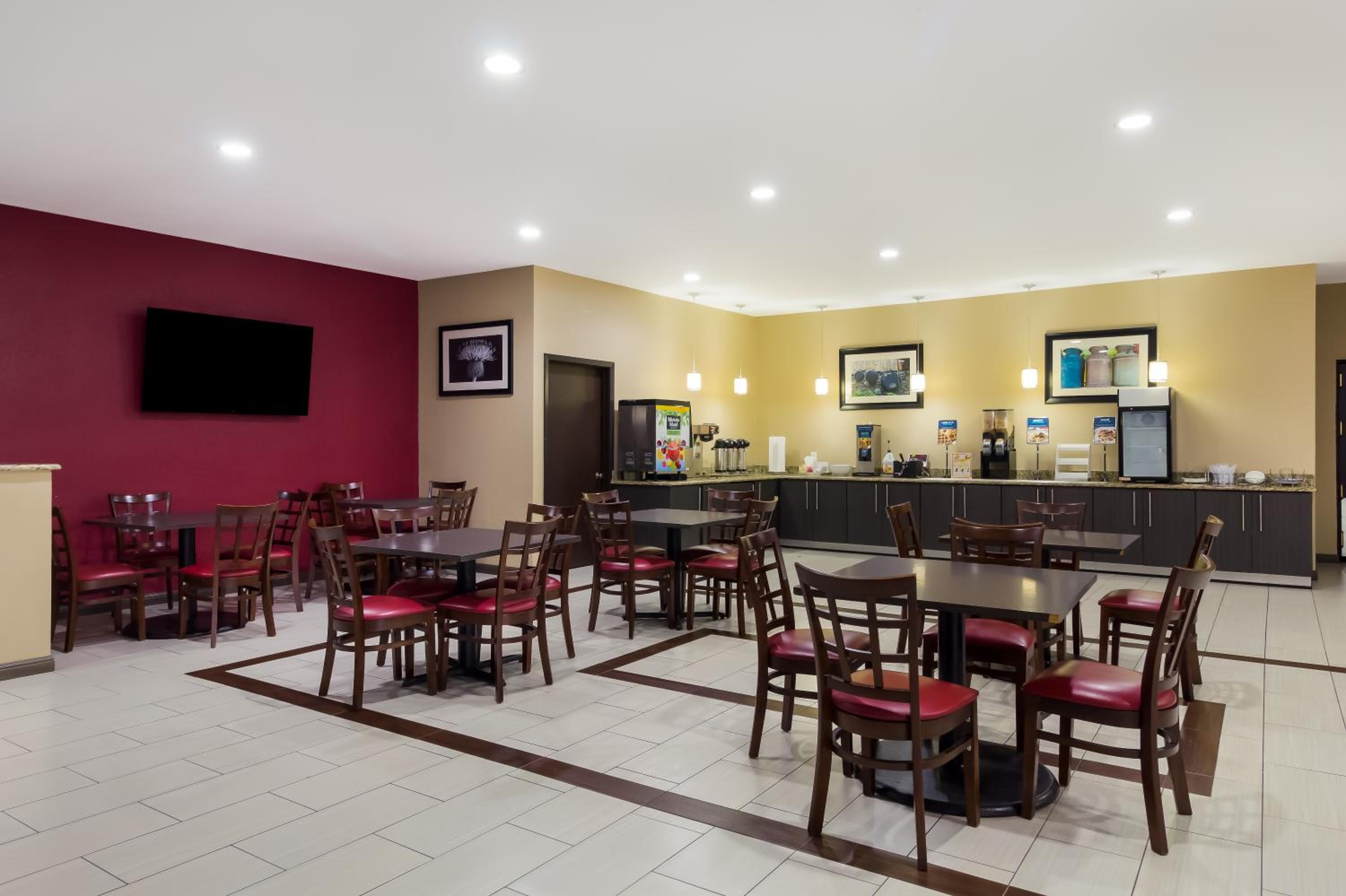 Galveston Vacations - Clarion Pointe Lake Jackson - Clute - Property Image 3