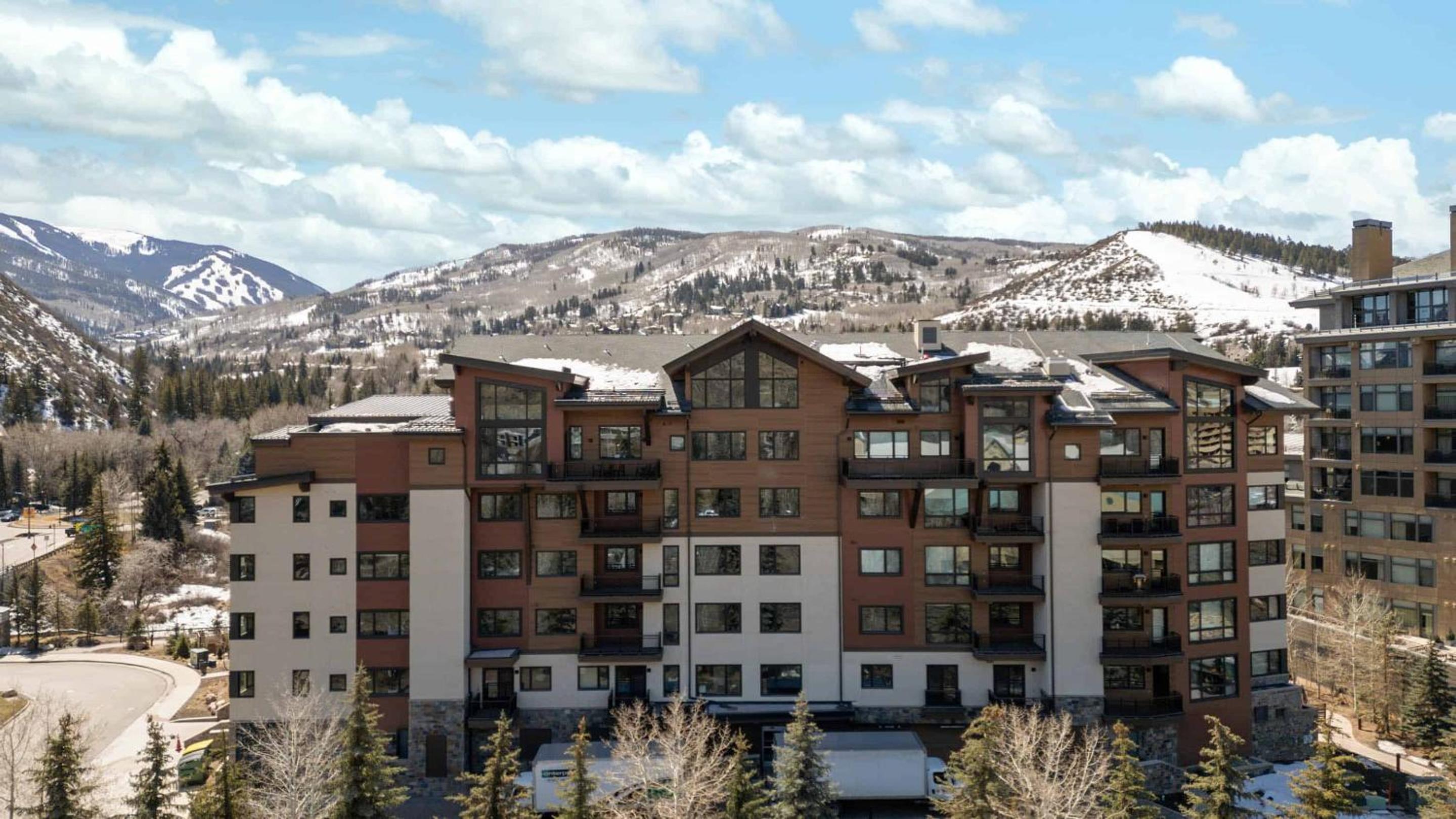 One Riverfront Condo 405 by East West Hospitality