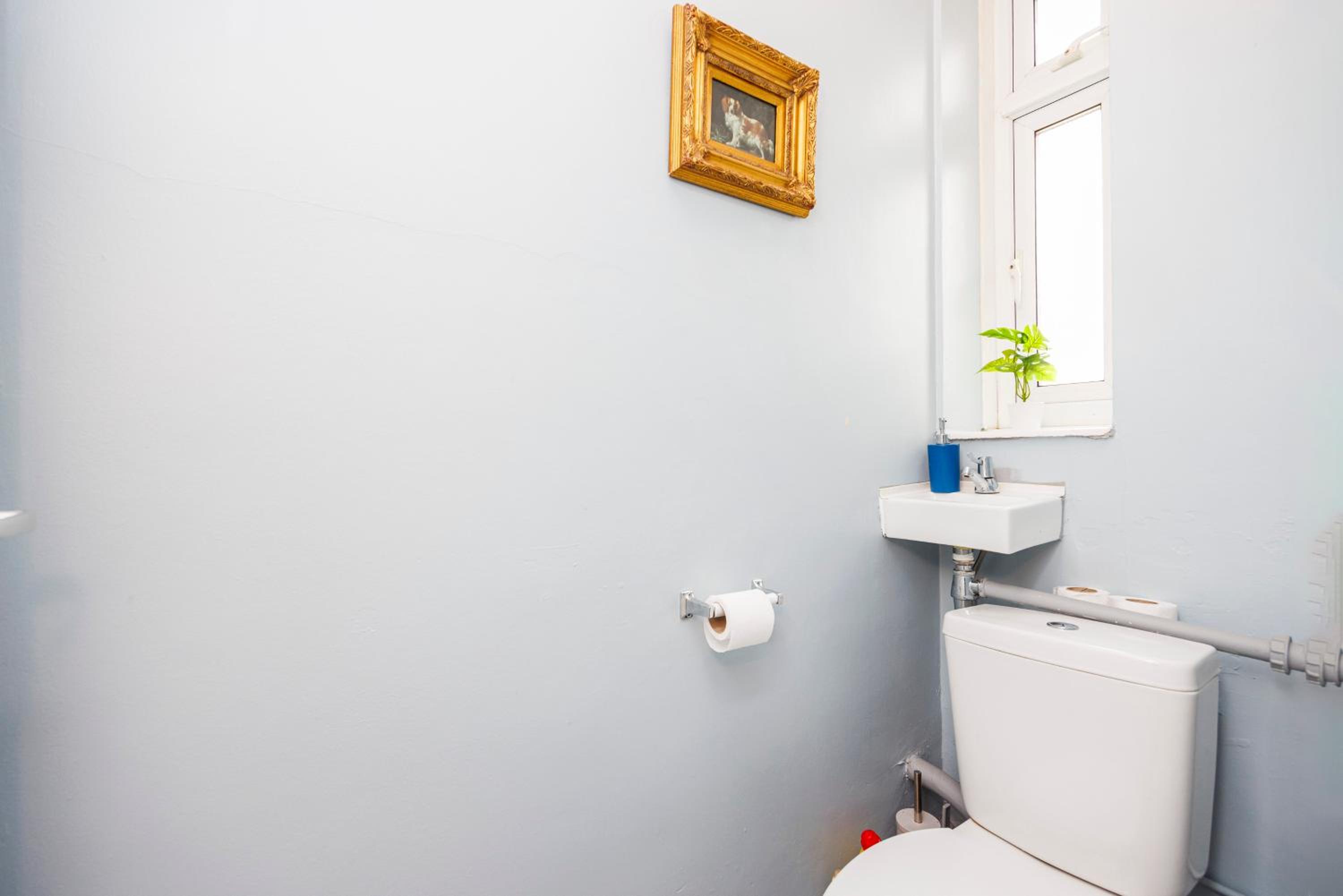 Chic 2-Bedroom Apartment with Balcony & Patio - Minutes from Stratford & Victoria Park - Holiday Special Offer!