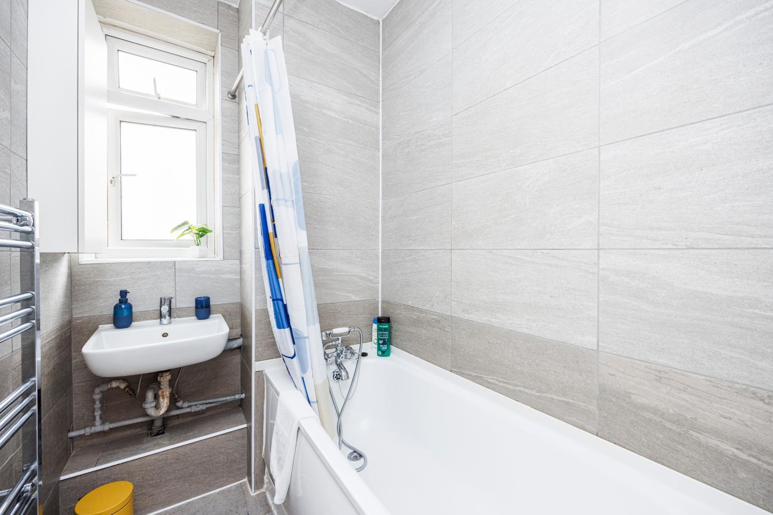Chic 2-Bedroom Apartment with Balcony & Patio - Minutes from Stratford & Victoria Park - Holiday Special Offer!