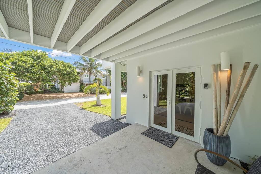 Luxurious Retreat At The Whispering Palms view 2
