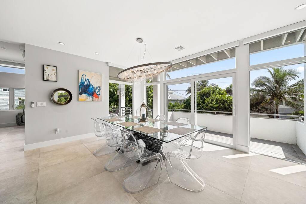 Luxurious Retreat At The Whispering Palms view 4
