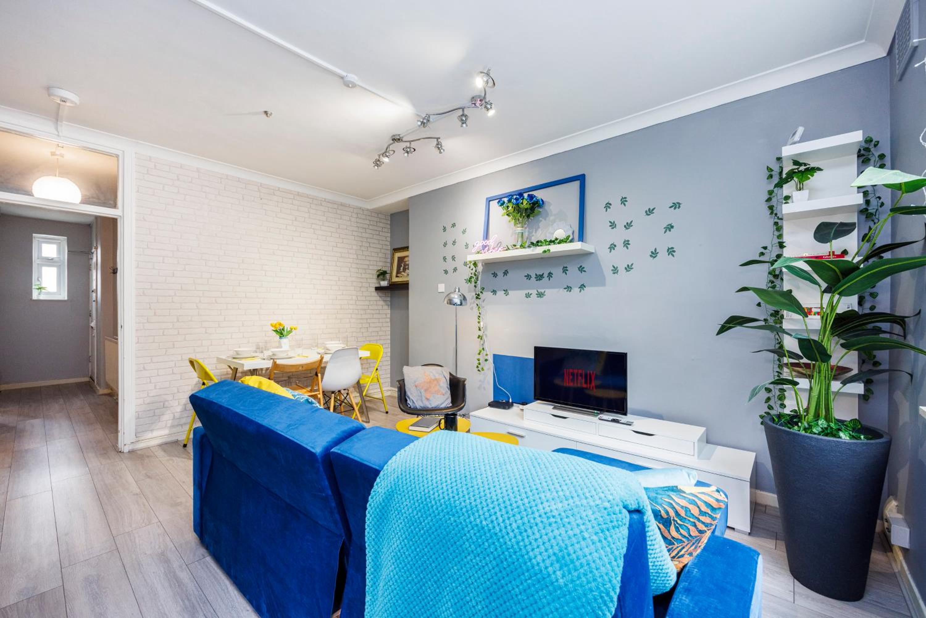 Chic 2-Bedroom Apartment with Balcony & Patio - Minutes from Stratford & Victoria Park - Holiday Special Offer!