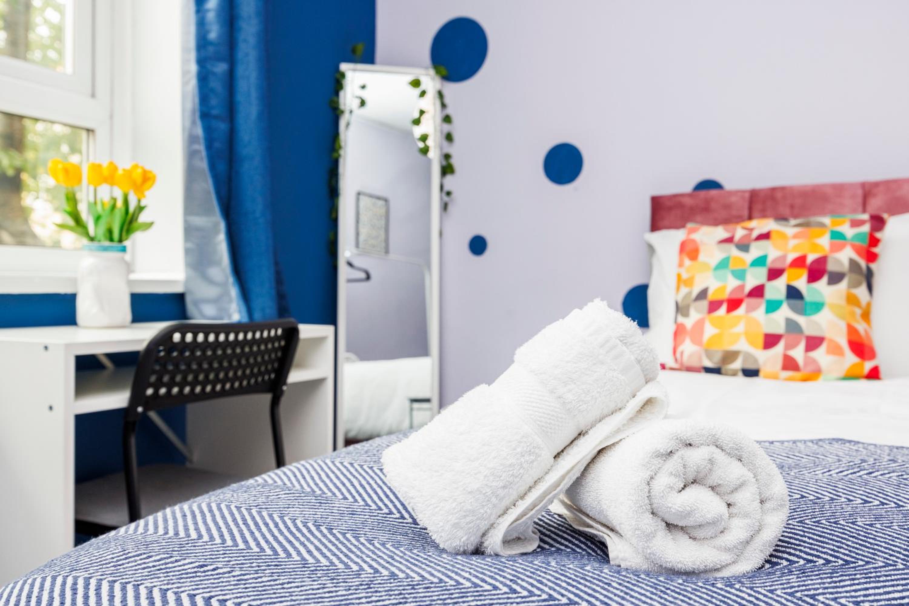 Chic 2-Bedroom Apartment with Balcony & Patio - Minutes from Stratford & Victoria Park - Holiday Special Offer!