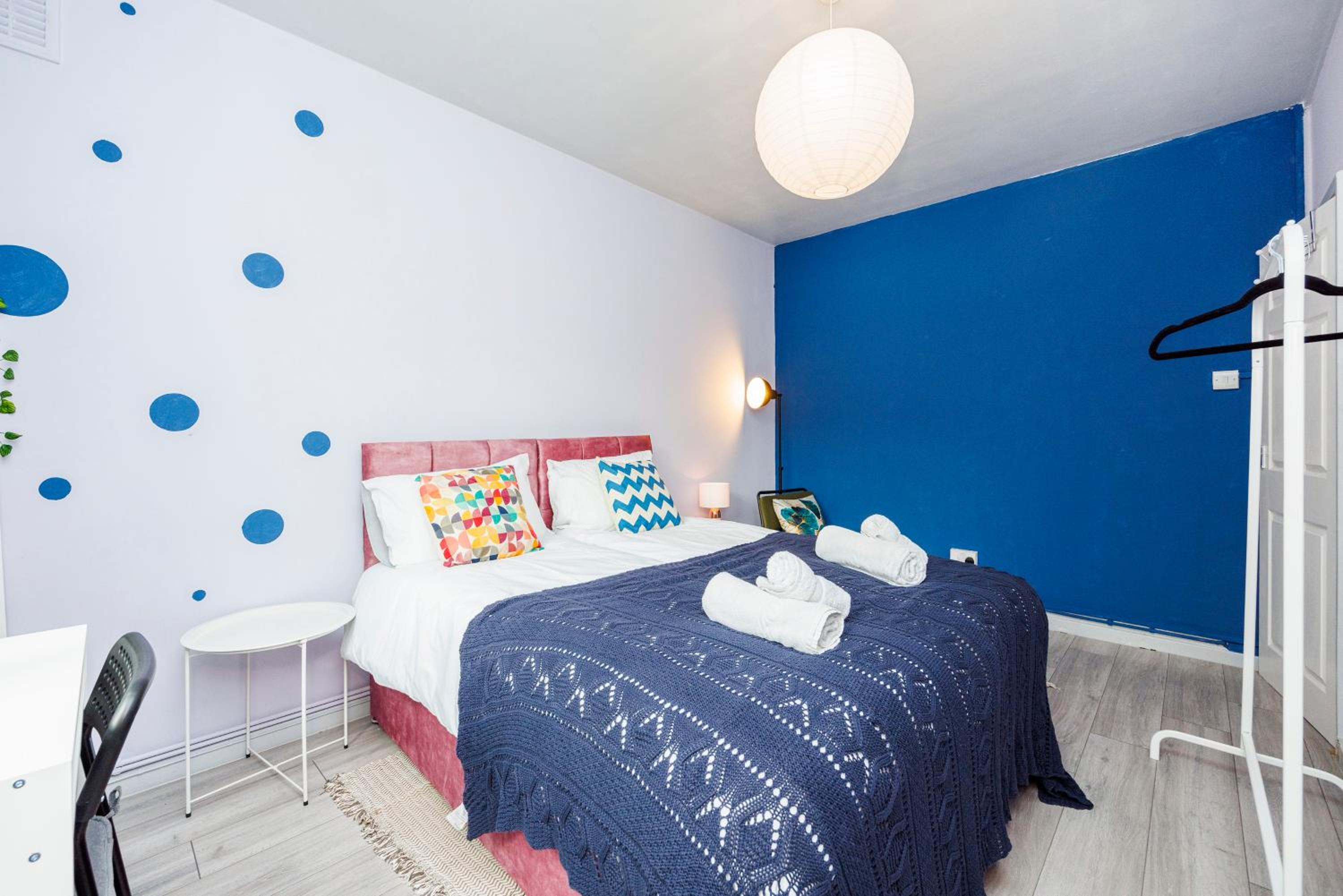 Chic 2-Bedroom Apartment with Balcony & Patio - Minutes from Stratford & Victoria Park - Holiday Special Offer!