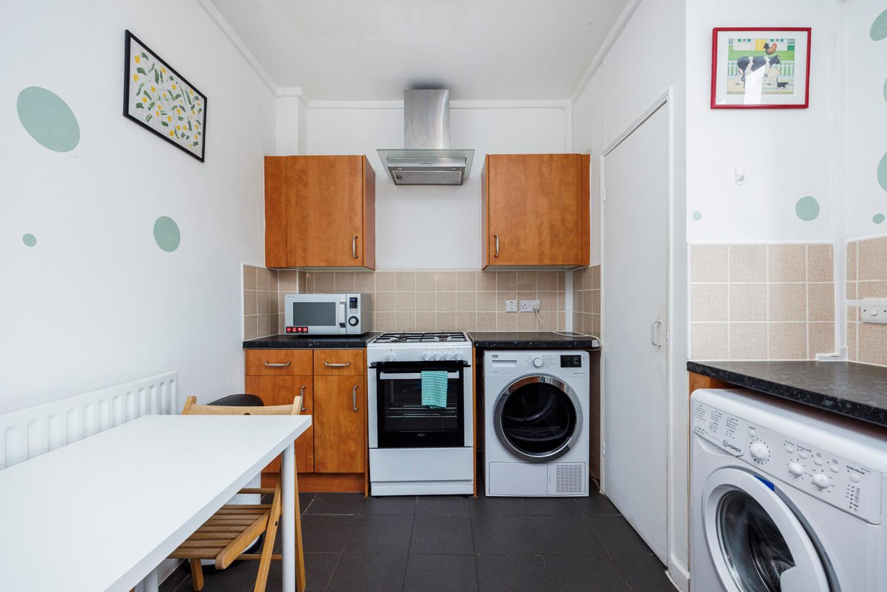 Chic 2-Bedroom Apartment with Balcony & Patio - Minutes from Stratford & Victoria Park - Holiday Special Offer!