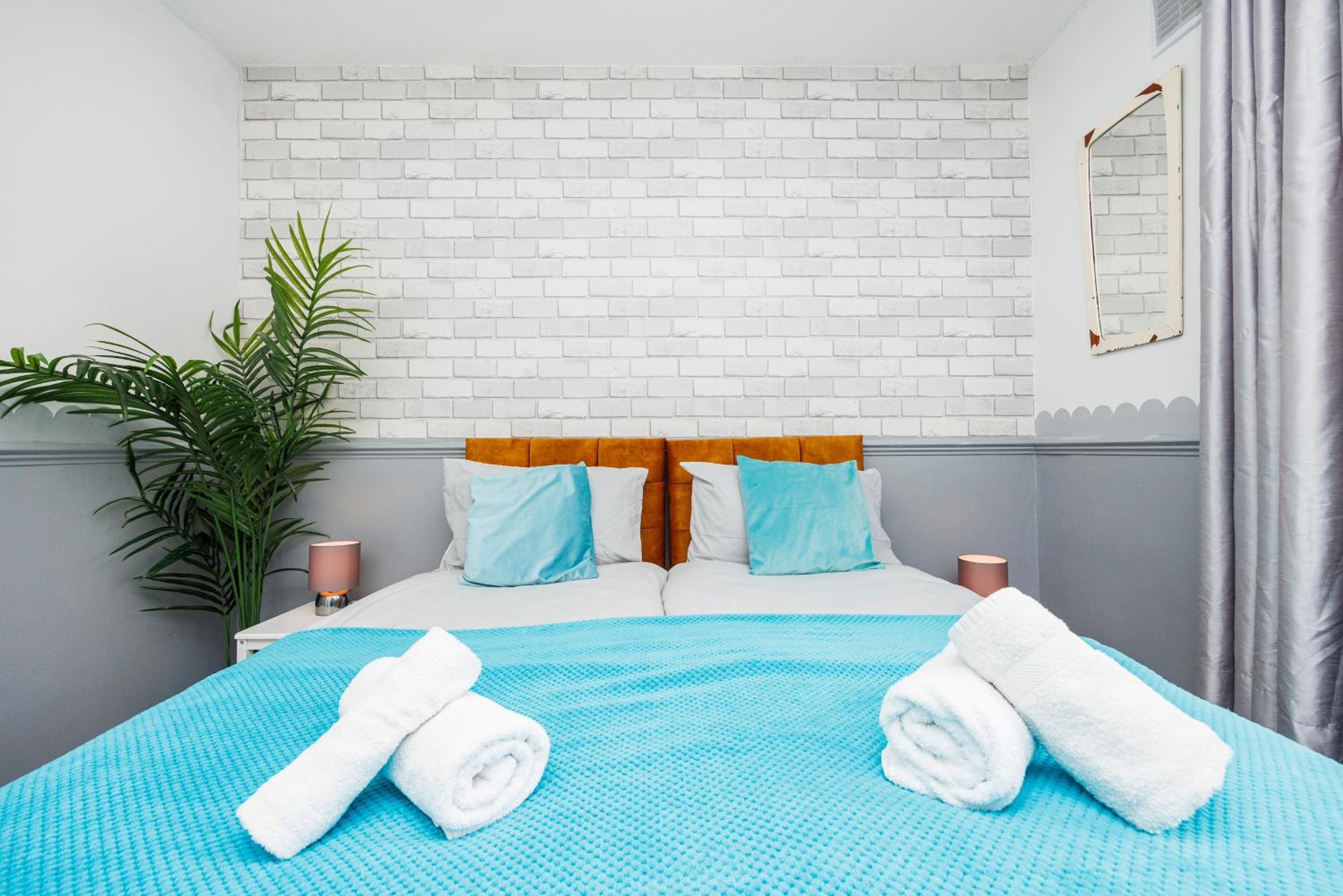 Chic 2-Bedroom Apartment with Balcony & Patio - Minutes from Stratford & Victoria Park - Holiday Special Offer!