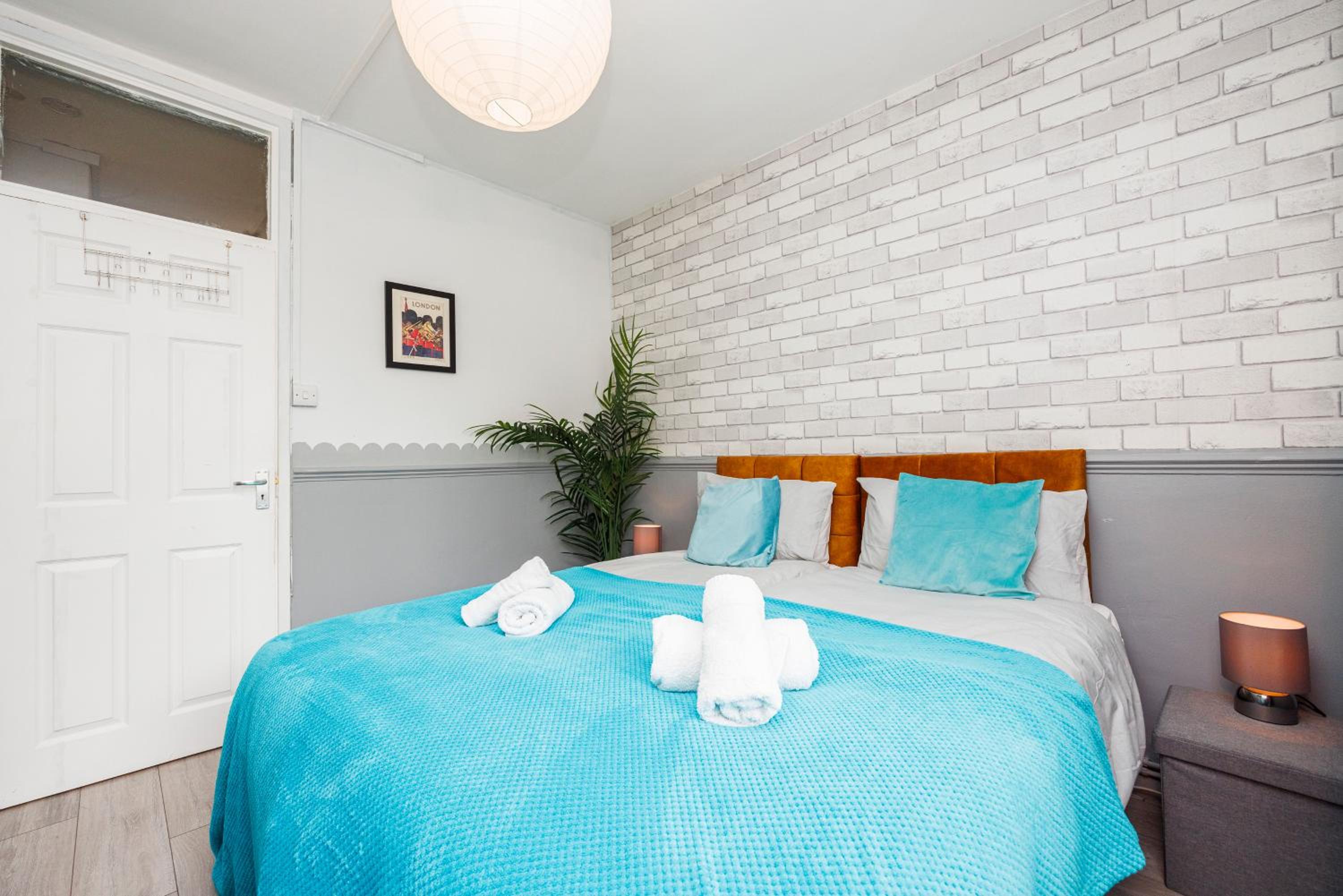 Chic 2-Bedroom Apartment with Balcony & Patio - Minutes from Stratford & Victoria Park - Holiday Special Offer!