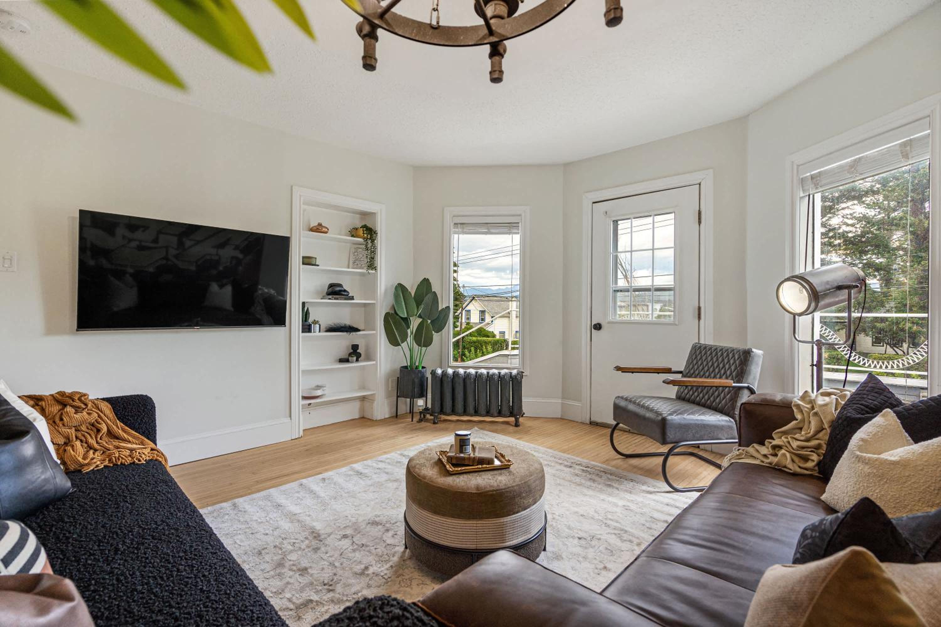 Cranbrook Vacations - The Prohibition I Heritage Home I Sleeps 10 I TV - Property Image 4