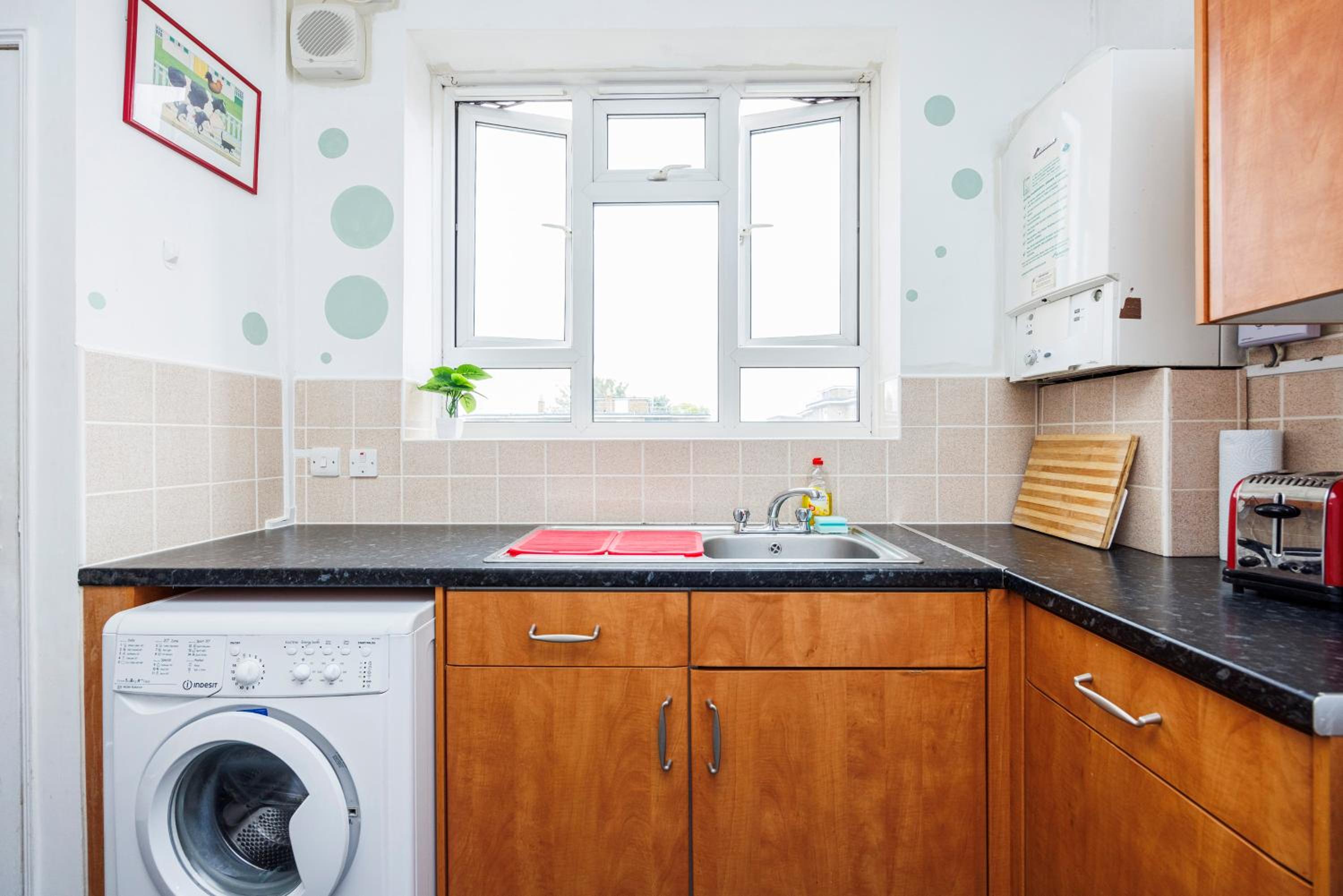 Chic 2-Bedroom Apartment with Balcony & Patio - Minutes from Stratford & Victoria Park - Holiday Special Offer!