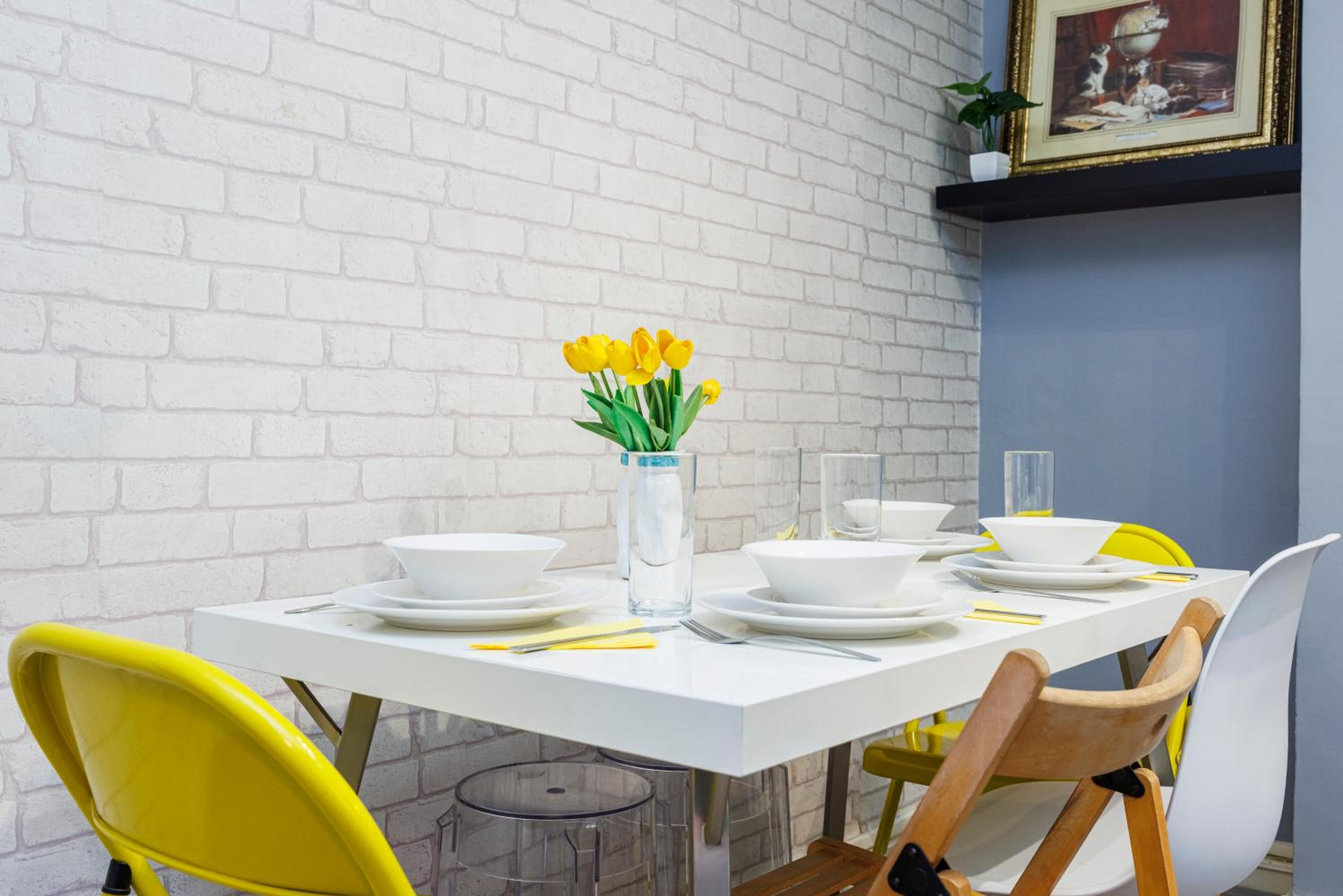 Chic 2-Bedroom Apartment with Balcony & Patio - Minutes from Stratford & Victoria Park - Holiday Special Offer!