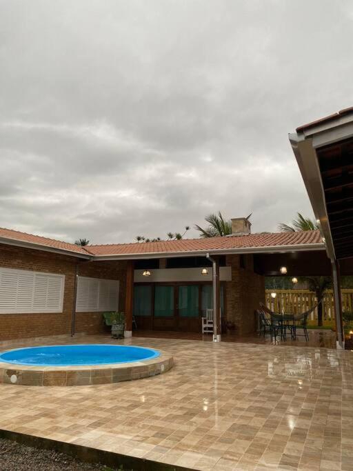 Casa a 5min da praia Maranduba