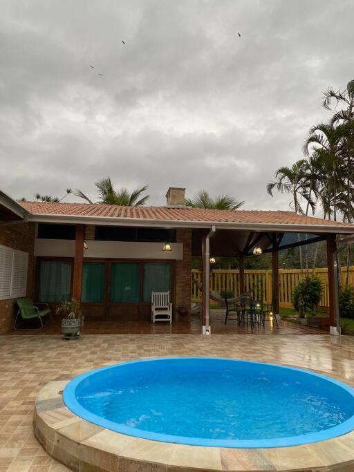 Casa a 5min da praia Maranduba