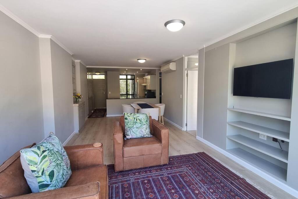 Secure & Luxurious Newlands Apartment!